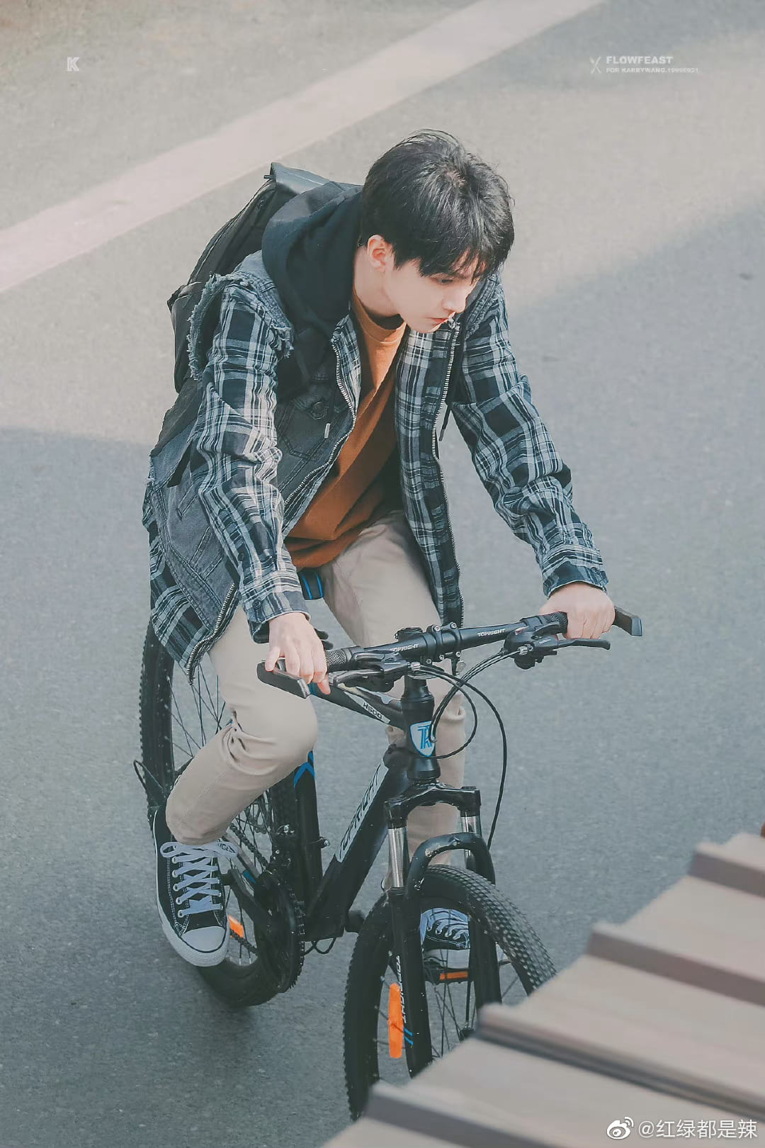 Hình ảnh hậu trường Vương Tuấn Khải đạp xe đạp trong bộ phim sắp phát sóng 'Trọng Sinh Chi Môn'