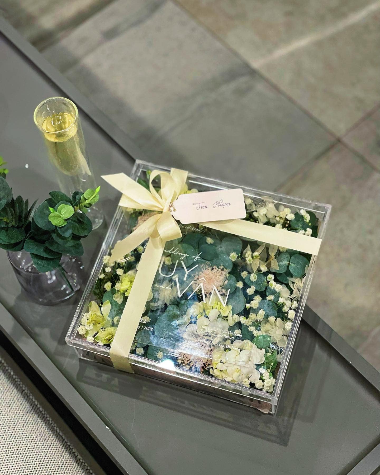 Thiệp cưới Ngô Thanh Vân - Huy Trần đẹp muốn 'trụy tim'