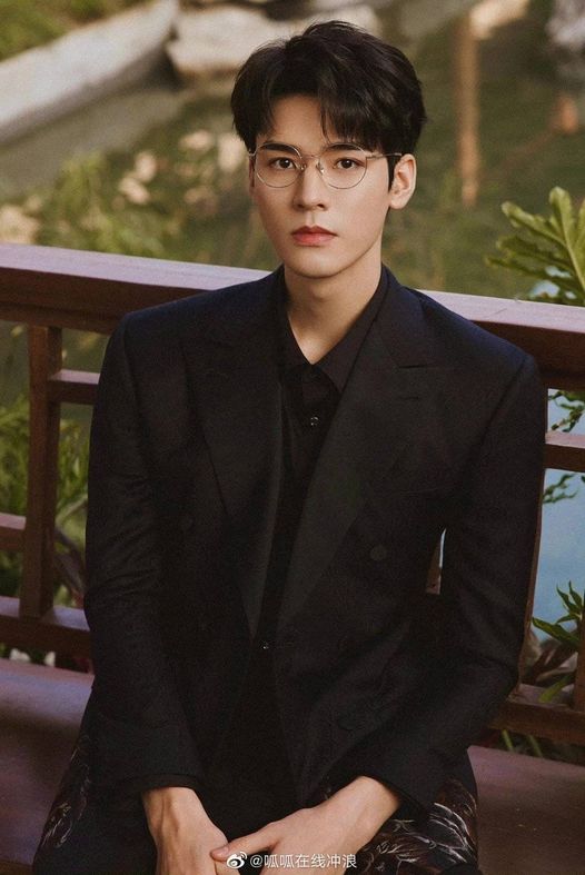 Một số nguồn tin cho biết, bộ phim Dữ Phượng Hành (tên gốc: Bổn Vương Ở Đây, tác giả Cửu Lộ Phi Hương), dự án tiên hiệp cấp S+ của Tencent sẽ khai máy vào tháng 6 này tại Hoành Điếm. Dàn diễn viên chính sẽ là: Triệu Lệ Dĩnh, Cung Tuấn, Lâm Canh Tân, Hy Lâm Na Y Cao, Châu Kha Vũ