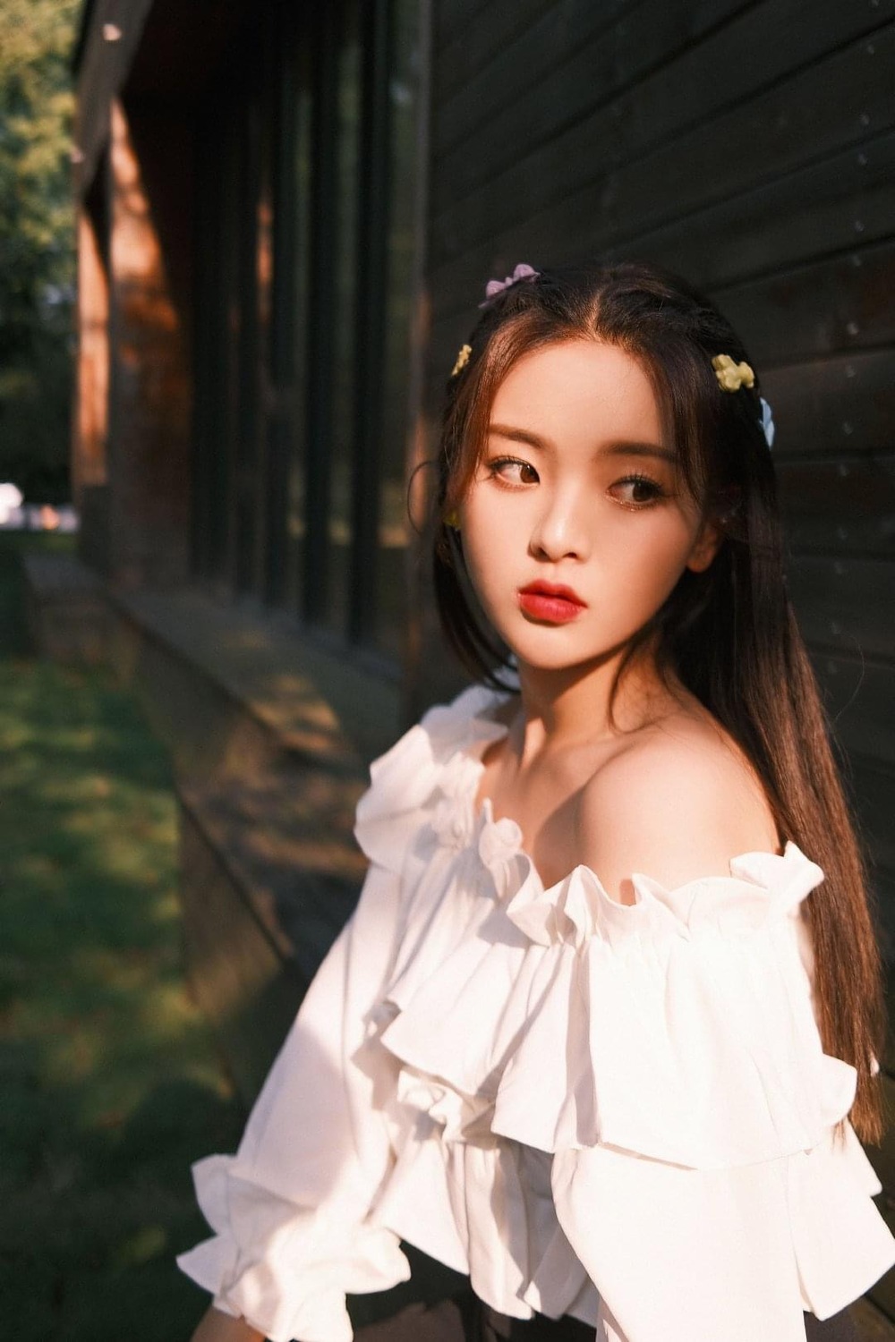 Mới đây, Dương Siêu Việt có màn đáp trả video hài hước trên Douyin. Cụ thể, khi một cư dân mạng để lại bình luận móc mỉa: “Xuất thân quyết định giáo dưỡng của cô đó”. Ngay sau đó, Dương Siêu Việt đáp trả: “Còn tôi, tôi khá tán thưởng giáo dưỡng của bạn đấy”.