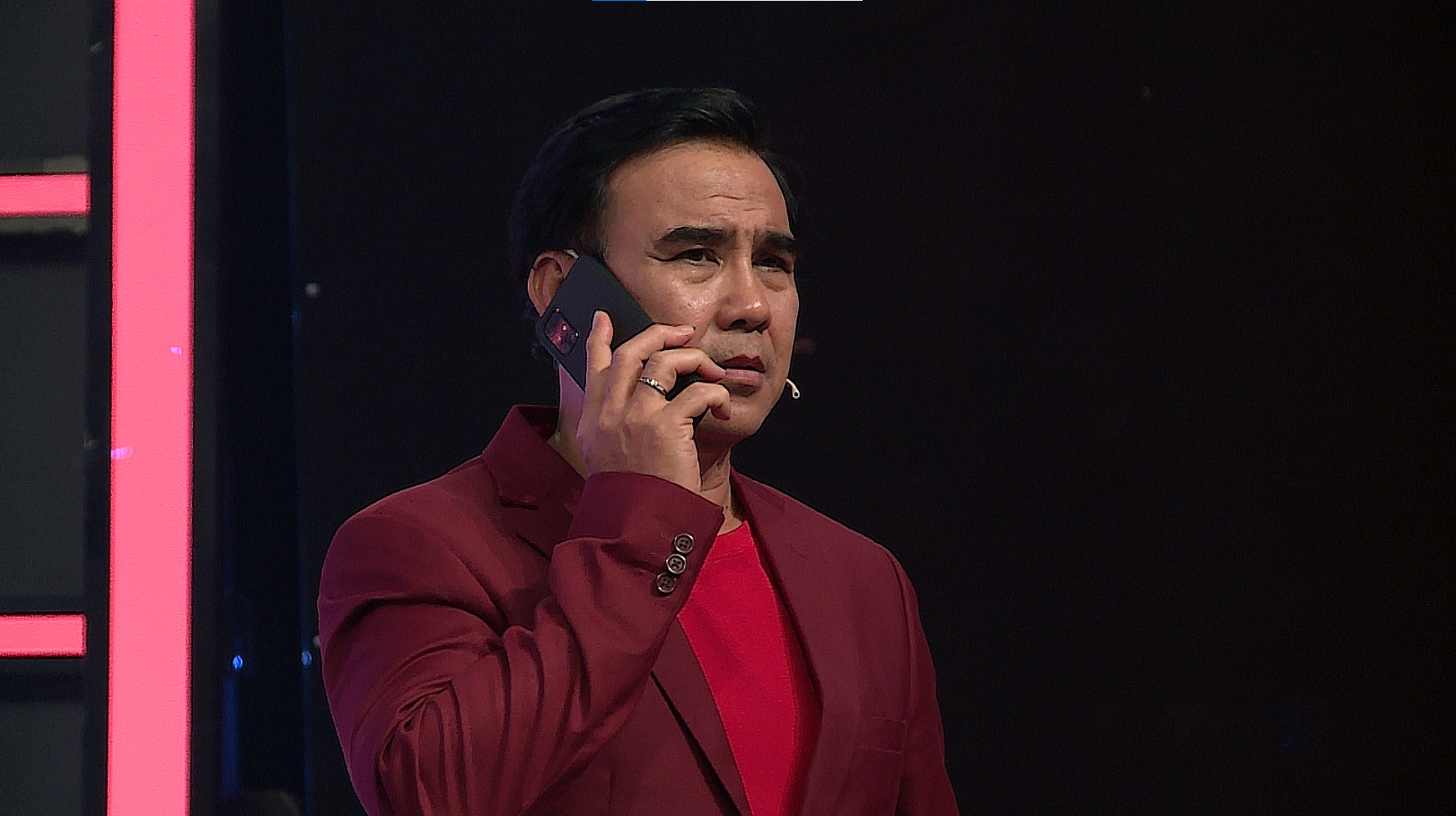 MC Quyền Linh gọi điện cho nhà tài trợ ngay trên sóng truyền hình đề xin tiền giúp đỡ thí sinh