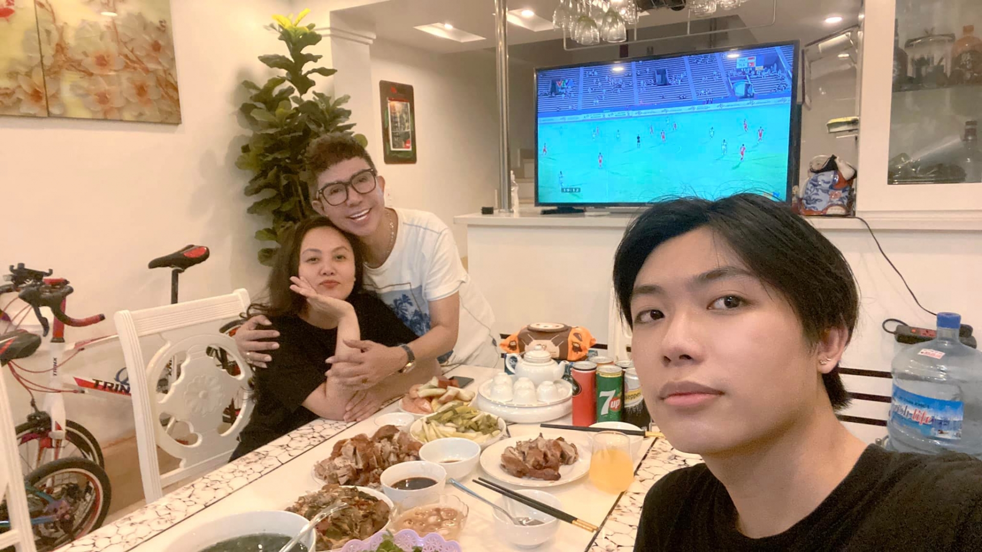 Long Nhật tỏ rõ thái độ qua duy nhất một động thái giữa đồn đoán về giới tính, khán giả bất ngờ về sự thật - Ảnh 1 Long Nhật tỏ rõ thái độ qua duy nhất một động thái giữa đồn đoán về giới tính, khán giả bất ngờ về sự thật - Ảnh 1