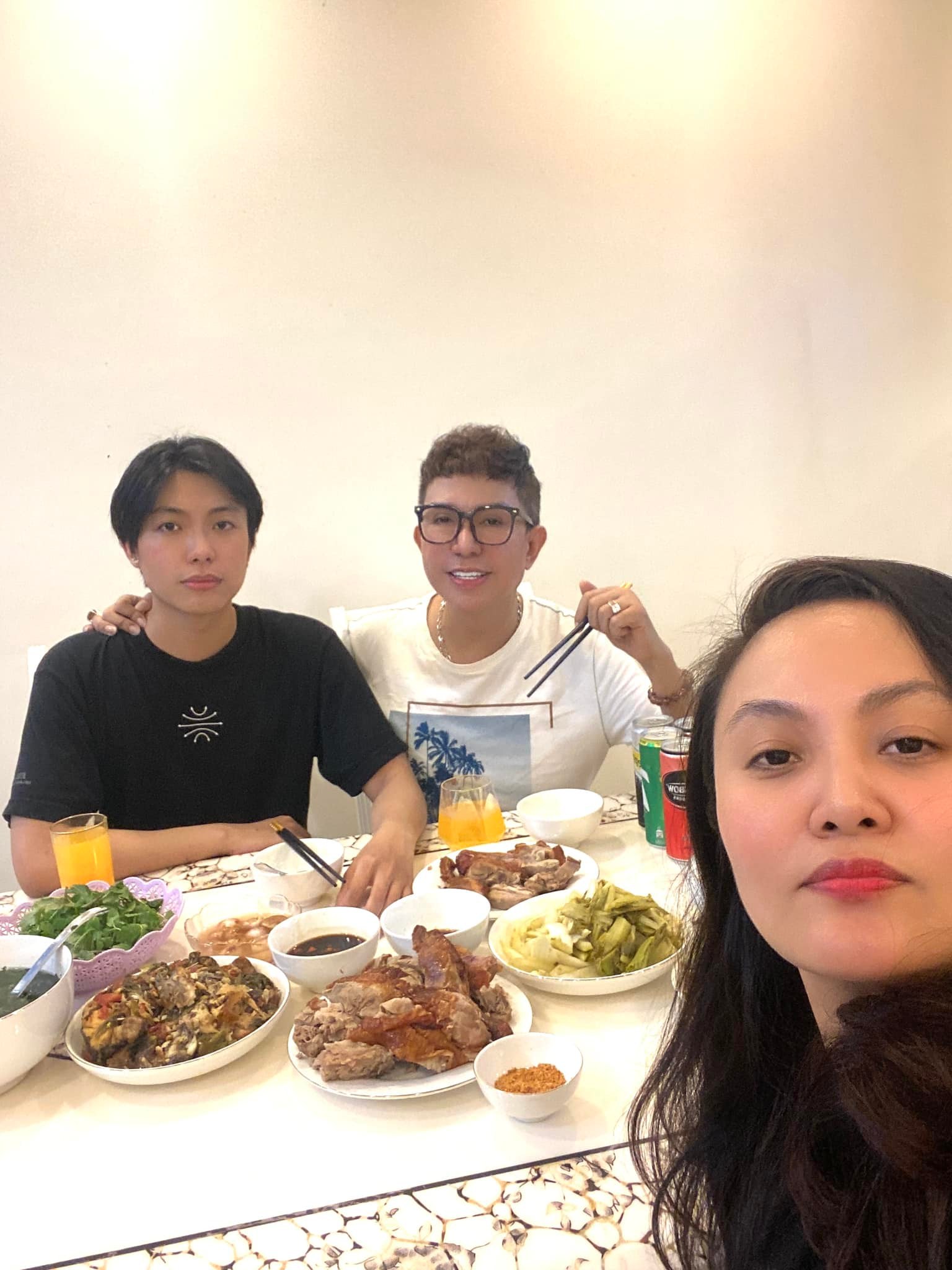 Long Nhật có động thái 'đập tan' ồn ào trên qua khoảnh khắc sum vầy cùng gia đình nhỏ bên mâm cơm