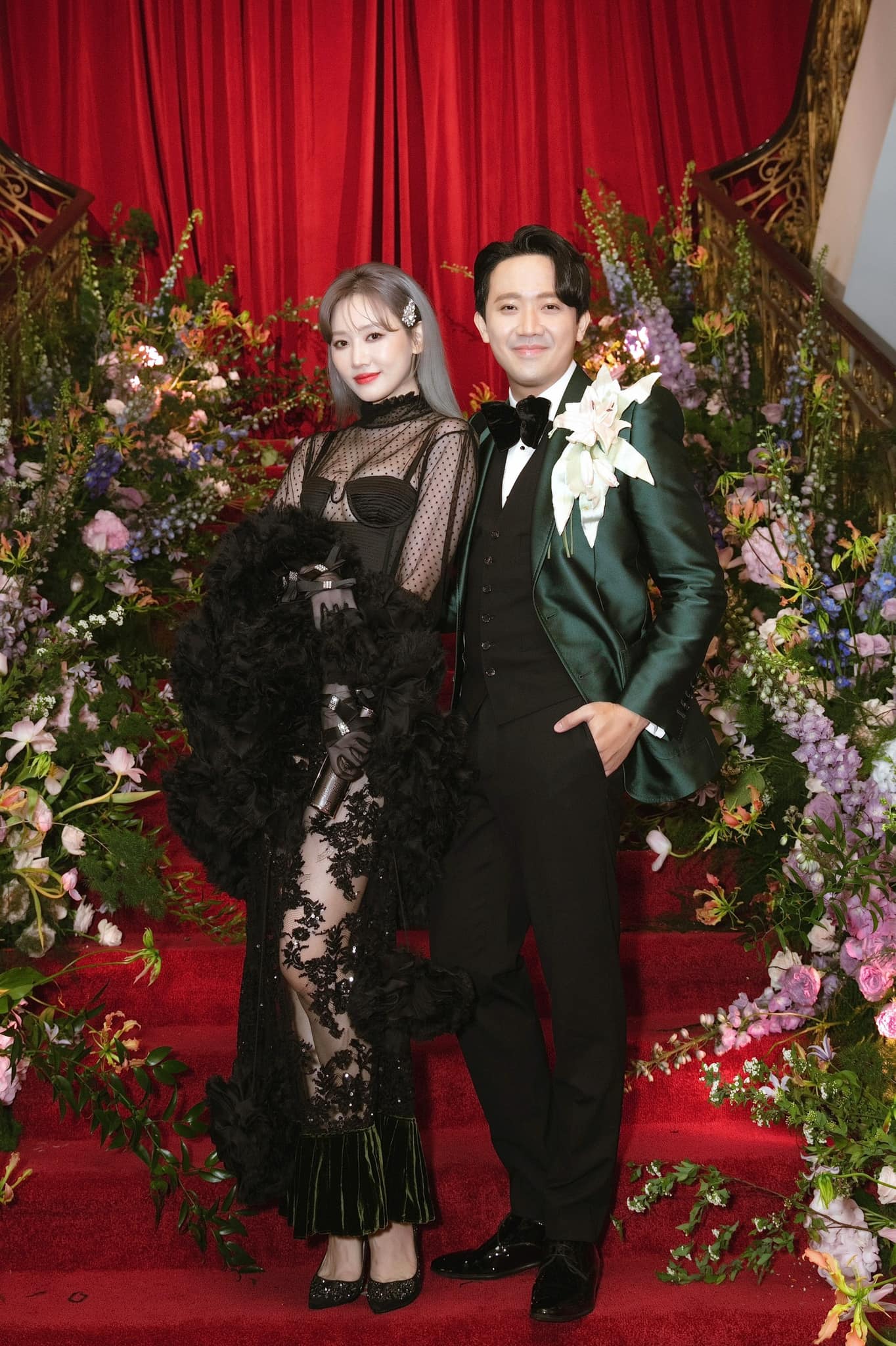 Vào sự kiện của Gucci diễn ra vào tối 13/4 vừa qua, Trấn Thành - Hari Won cũng xuất hiện với bộ trang phục rườm rà