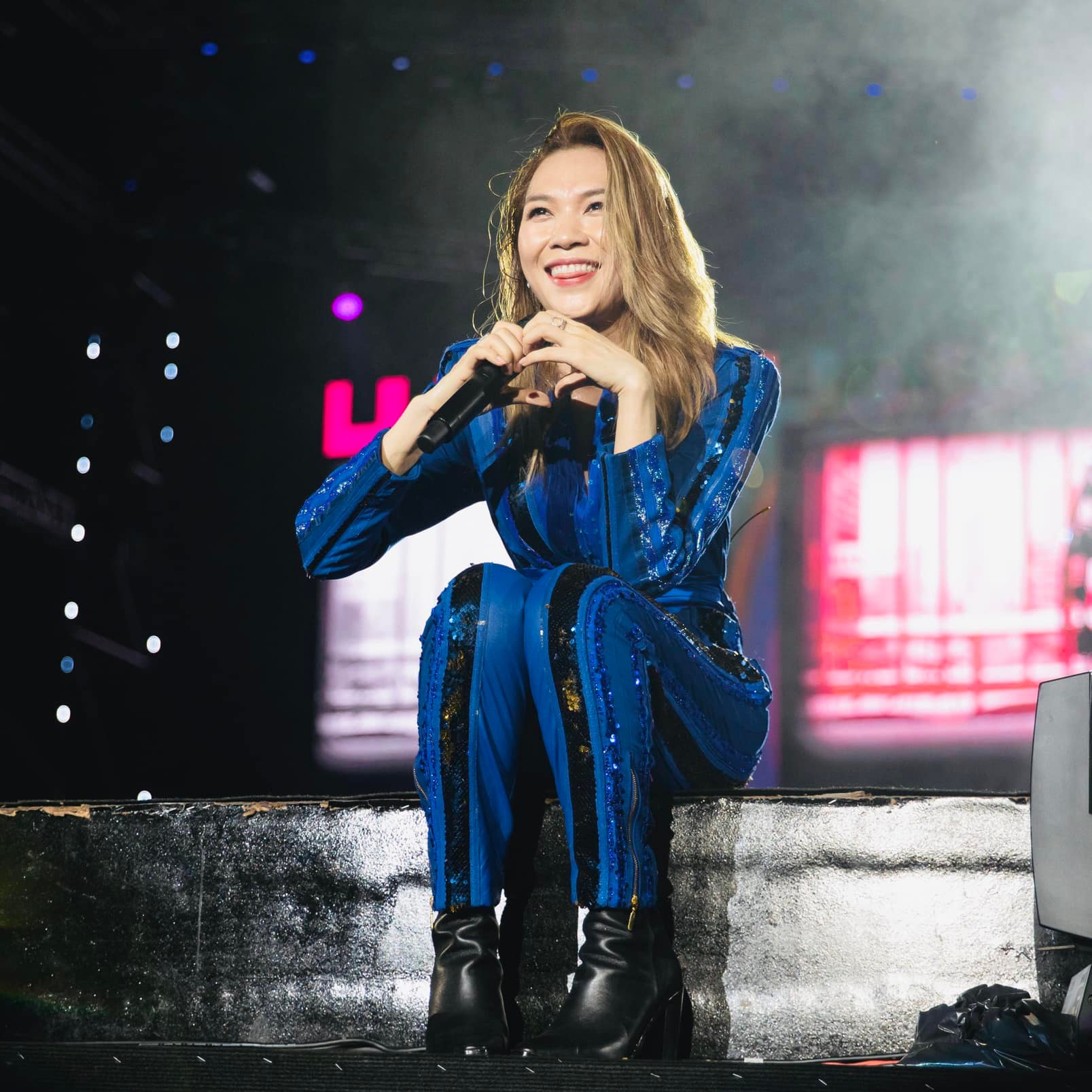 Mỹ Tâm 'chill chill' trên sân khấu Miss World và đây là phản ứng 'táo tợn' của dàn người đẹp? - Ảnh 1