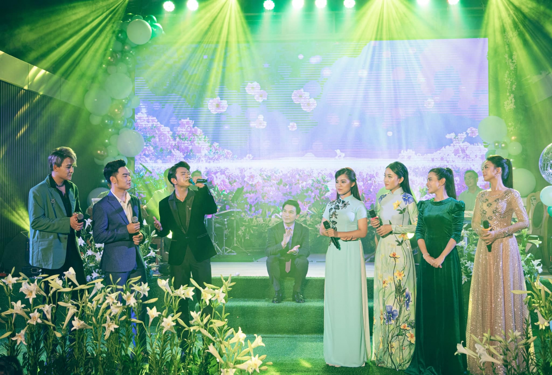 Quản lý Phi Nhung cay mắt nói lời gan ruột, hé lộ món quà 'khủng' Mạnh Quỳnh sắp gửi tới khán giả - Ảnh 1