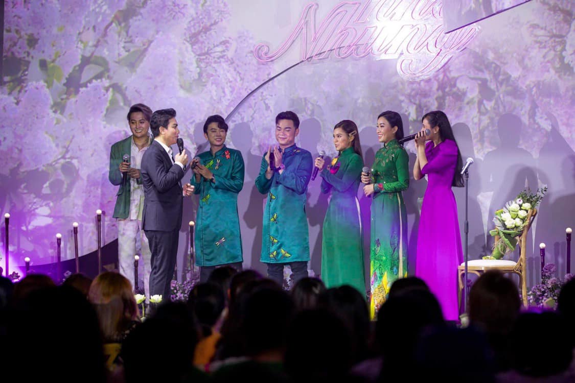 Vượt nửa vòng trái đất từ Mỹ về Việt Nam, Mạnh Quỳnh thể hiện nhiều ca khúc làm nên tên tuổi một thời để tri âm 'người tình sân khấu'