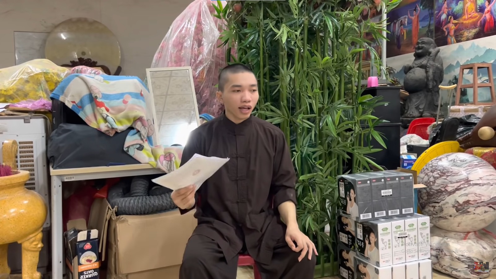 Nhị Nguyên thường xuyên sáng tạo nội dung trên Youtube