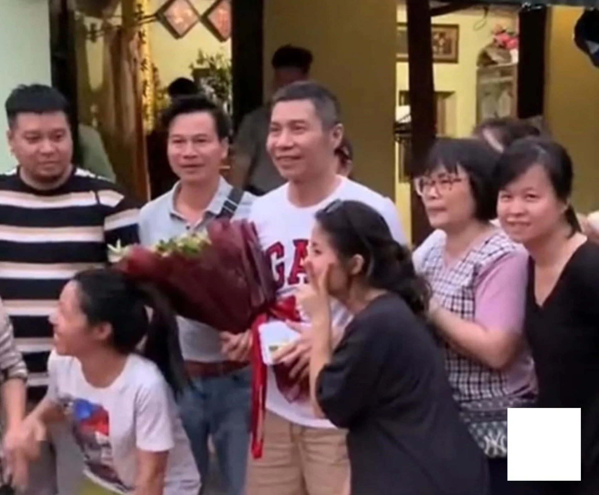 Khoảnh khắc Công Lý nở nụ cười tươi, phấn khởi chụp ảnh với người hâm mộ được lan truyền rộng rãi trên MXH