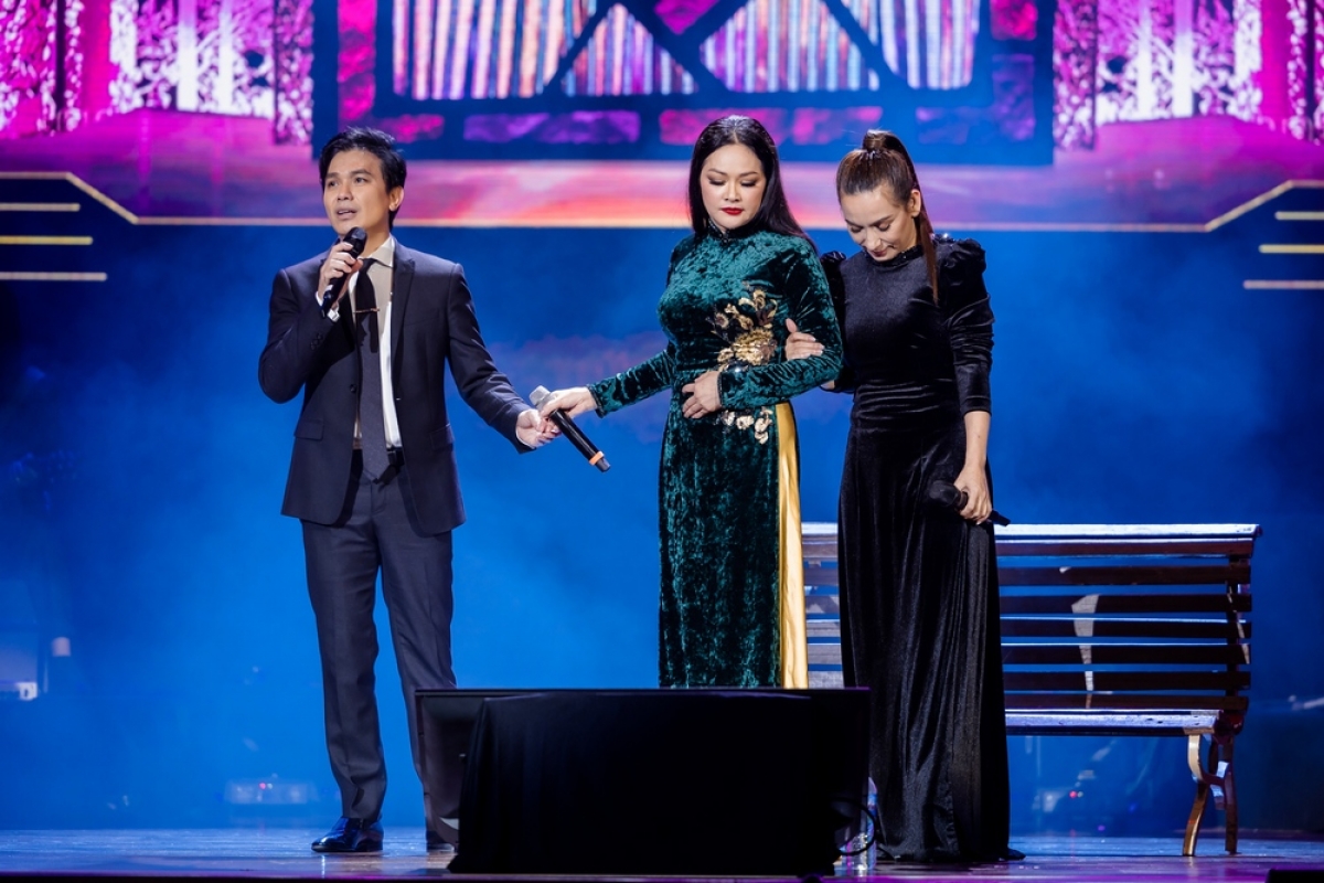 Không chỉ kết hợp ăn ý trên sân khấu, Mạnh Quỳnh - Phi Nhung còn có nhiều nét tương đồng ở ngoài đời thực