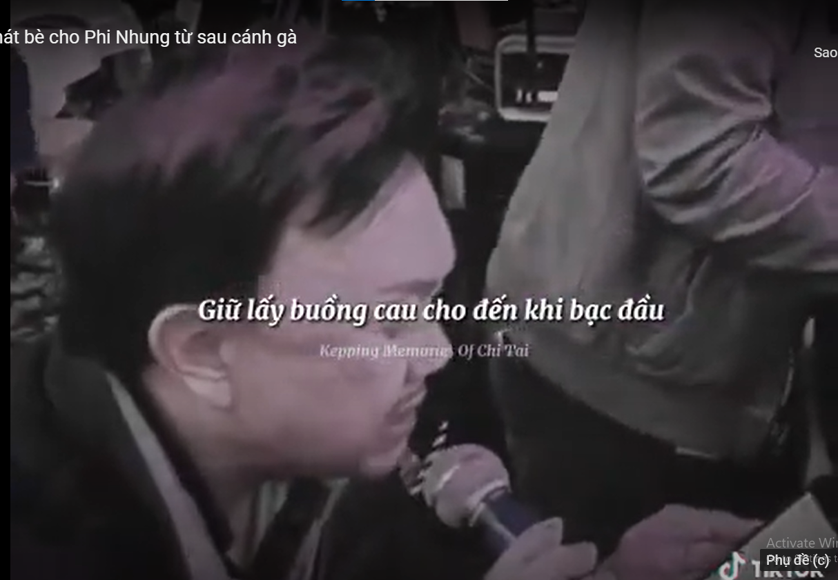... Chí Tài đứng sau cánh gà hát bè, hỗ trợ đàn em hoàn thành tiết mục ... Chí Tài đứng sau cánh gà hát bè, hỗ trợ đàn em hoàn thành tiết mục