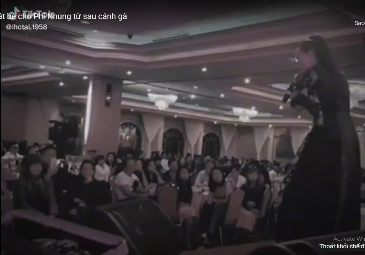 Phi Nhung đang thể hiện một nhạc phẩm trên sân khấu... Phi Nhung đang thể hiện một nhạc phẩm trên sân khấu...