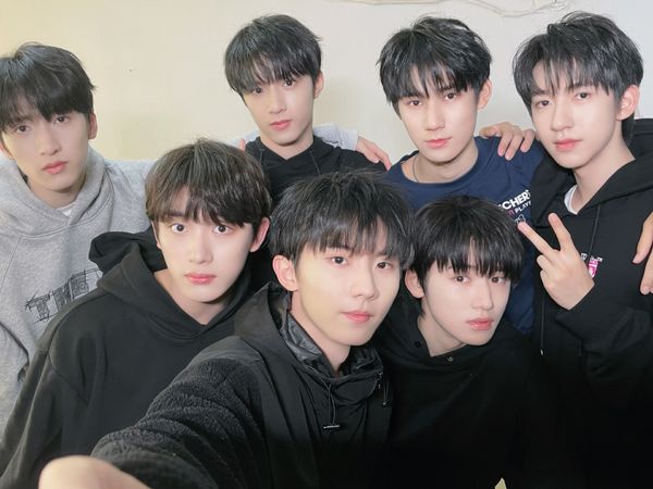 Hôm nay đã là kỷ niệm 1000 ngày ra mắt của nhóm Thời Đại Thiếu Niên Đoàn (TNT). Nhóm có 7 thành viên bao gồm: Đinh Trình Hâm, Mã Gia Kỳ, Trương Chân Nguyên, Tống Á Hiên, Hạ Tuấn Lâm, Nghiêm Hạo Tường và Lưu Diệu Văn. Ngoài các hoạt động chung, các thành viên của  Thời Đại Thiếu Niên Đoàn đang xây dựng sự nghiệp cá nhân và hoạt động nghệ thuật chăm chỉ. 