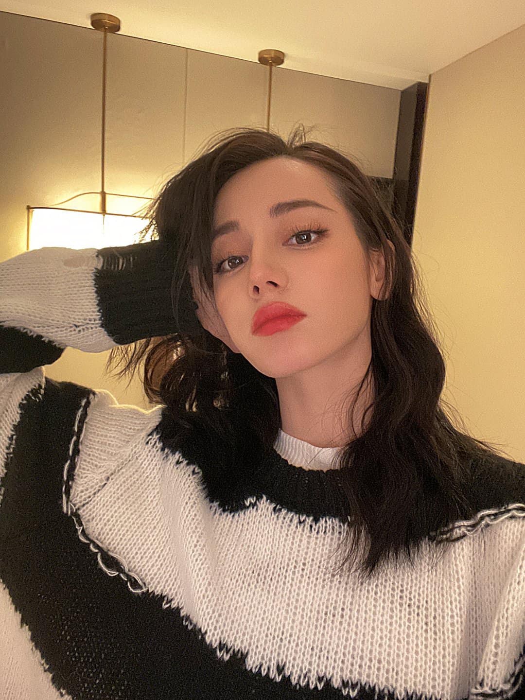 Dưa:  Địch Lệ Nhiệt Ba đang đàm phán một bộ phim về đề tài tình chị em.