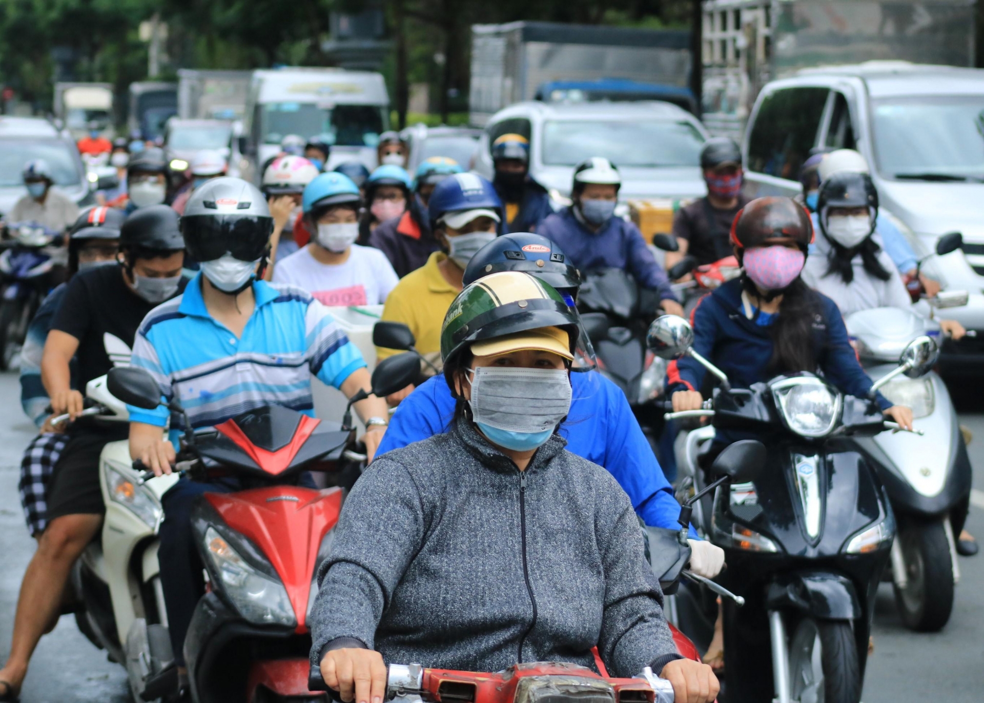 Bộ Tài chính đã đề xuất giảm thuế nhập khẩu xăng động cơ, xăng không pha chì nhưng cũng đánh giá việc này không giúp xăng trong nước hạ nhiệt