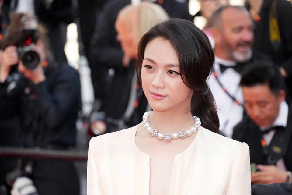 Thang Duy thu hút mọi ánh nhìn khi diện bộ váy thiết kế gợi cảm của nhà mốt Fendi, cùng lối trang điểm nhẹ nhàng để càn quét thảm đỏ của liên hoan phim Cannes năm nay