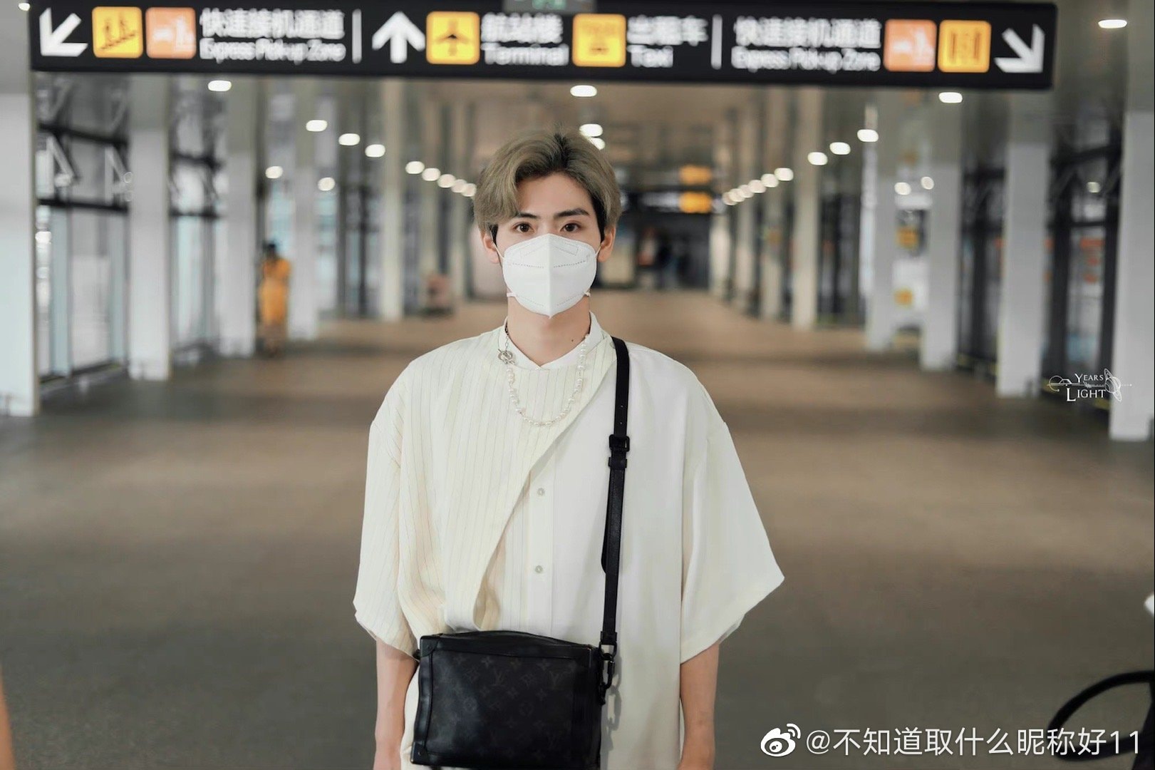 Hôm nay, Riki đã gây bất ngờ khi xuất hiện ở sân bay Bắc Kinh, chính thức trở lại Trung Quốc tái hợp cùng nhóm INTO1 sau khoảng thời gian điều trị chấn thương ở quê nhà