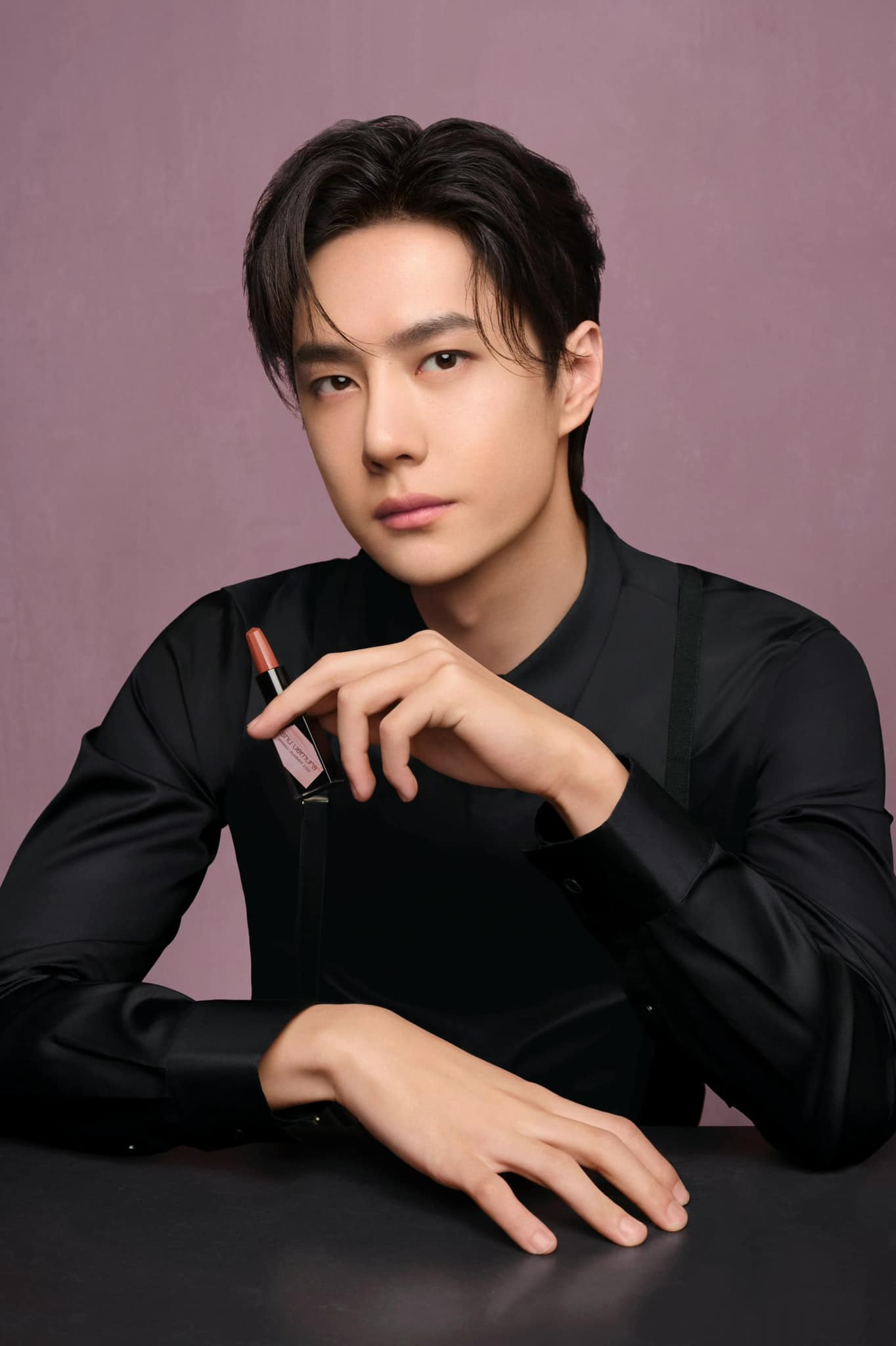 Hình ảnh quảng bá gần đây của Nhất Bác cùng với thương hiệu mỹ phẩm