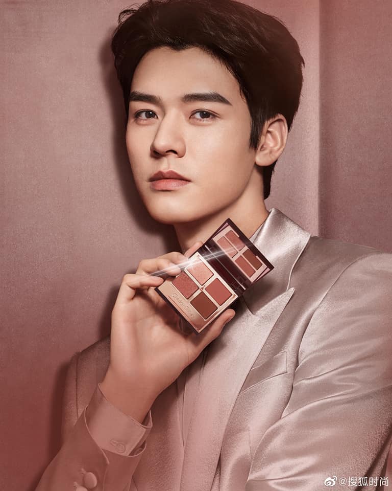 Trưa nay, thương hiệu mỹ phẩm nổi tiếng Charlotte Tilbury đã công bố nam diễn viên Cung Tuấn trở thành người phát ngôn toàn cầu dòng trang điểm cho thương hiệu 