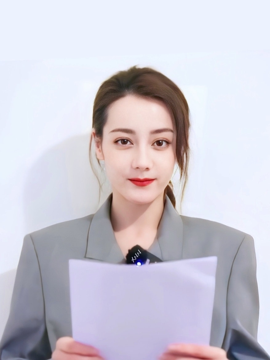 Dưa: Tình trạng cận thị và loạn thị của Địch Lệ Nhiệt Ba rất nghiêm trọng. Điều này khiến fan lo lắng