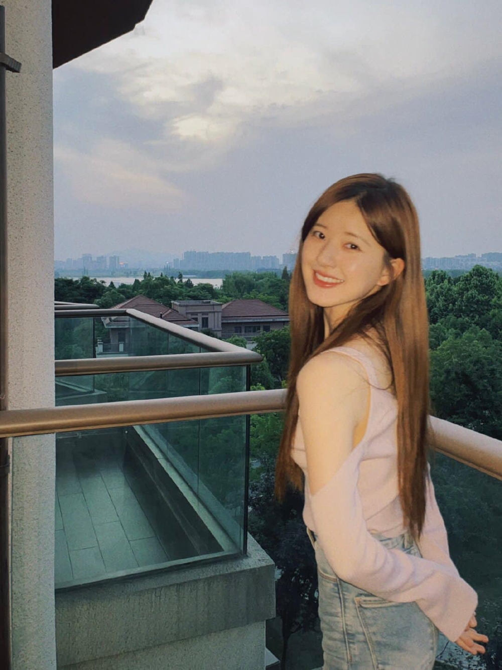 Triệu Lộ Tư khoe ảnh mới cực xinh xắn, mặc cho trên mạng xã hội có nhiều bàn tán không hay về bộ phim Thả Thí Thiên Hạ. Nhiều cư dân mạng khen ngợi nhan sắc, đặc biệt là tấm vai trần quyễn rũ, nuột nà