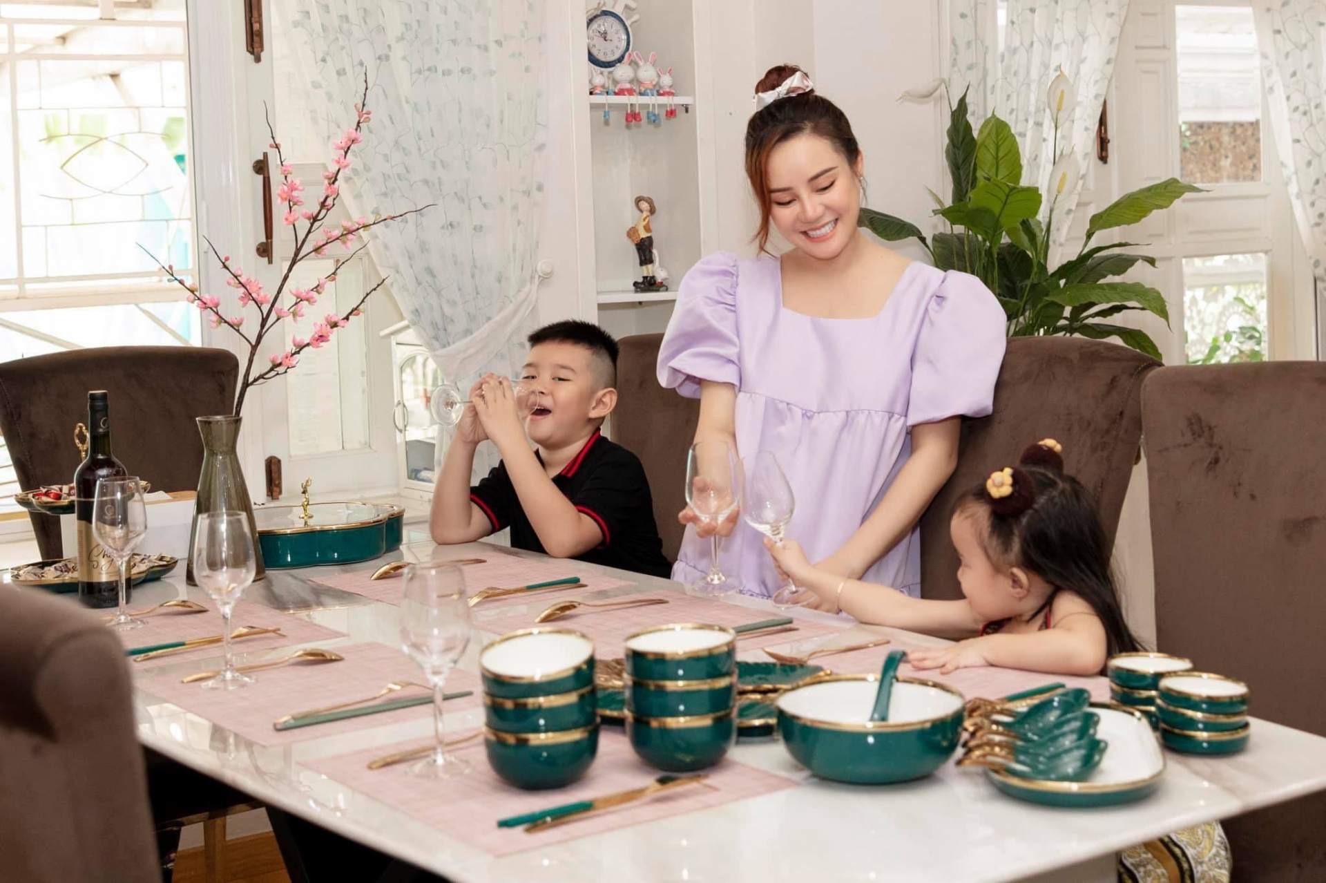 Vy Oanh đích thị là kiểu phụ nữ gương mẫu, không chỉ giỏi kinh doanh mà còn chu toàn việc nhà