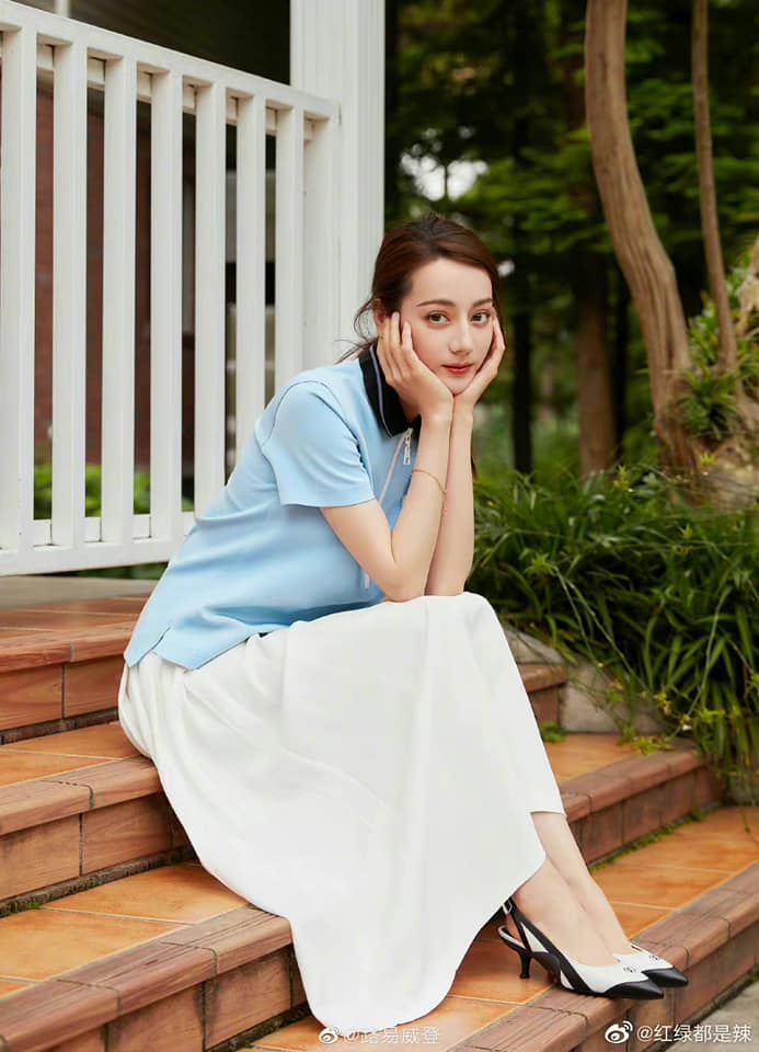 Mới đây Lưu Diệc Phi, Âu Dương Na Na, Vương Phi Phi, Địch Lệ Nhiệt Ba, Châu Đông Vũ đã tham gia chiến dịch quảng bá cho sản phẩm giày cao gót mới của thương hiệu LV