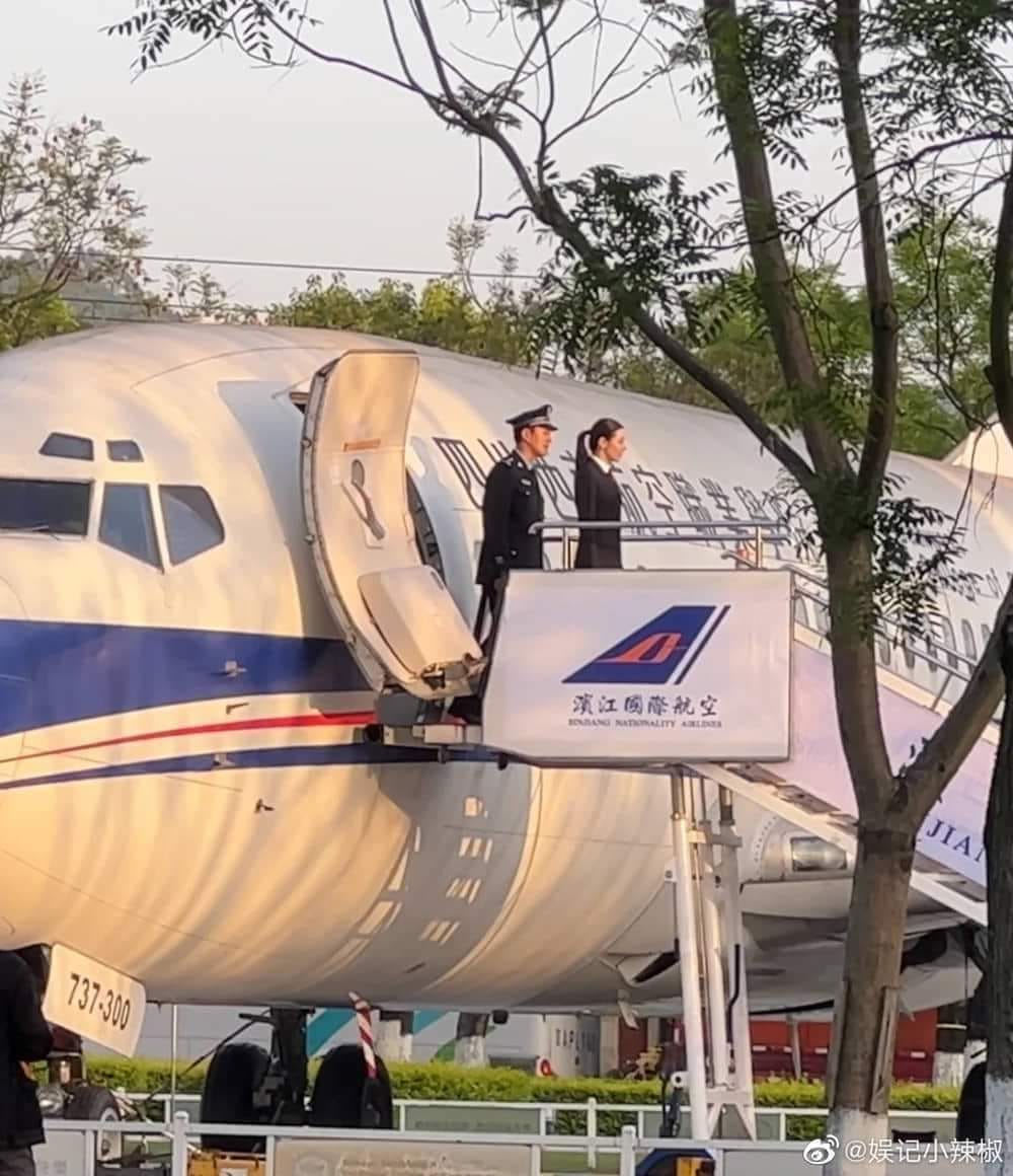 Địch Lệ Nhiệt Ba trên phim trường Công Tố Tinh Anh.