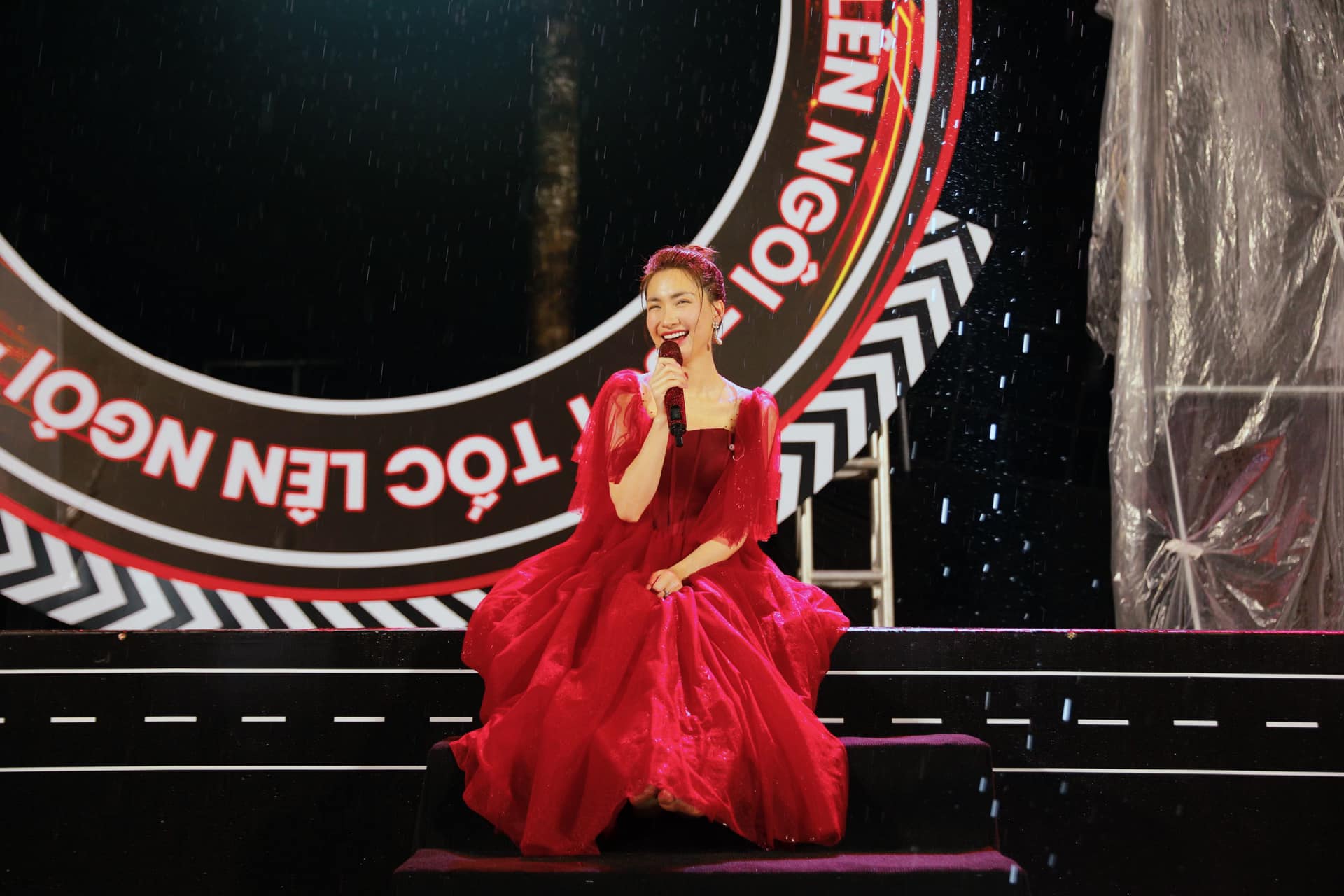 Xúc động: Hòa Minzy hy sinh hết mình để chiều con, sự thật diện mạo sau tan vỡ tình cảm gây bất ngờ - Ảnh 1