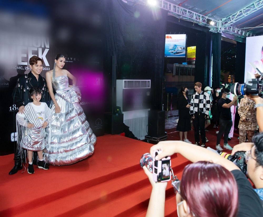 Trang Trần lên đồ xúng xính cùng con gái đổ bộ thảm đỏ một sự kiện thời trang có tiếng