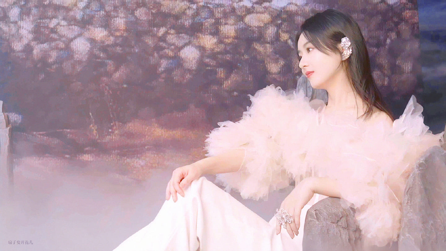 Dưa: Gia đình của Triệu Lệ Dĩnh khi cô ấy còn nhỏ rất nghèo, trong vòng mấy năm nguyện vọng của cô ấy chỉ là có một chiếc ô cho riêng mình.