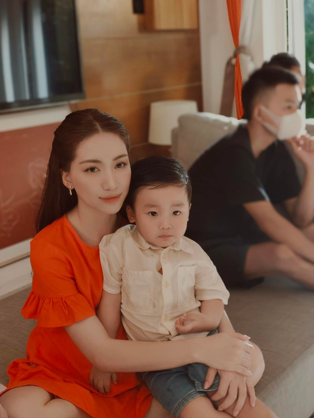 Biết mẹ Hòa Minzy khó nhọc, bé Bo hiểu chuyện đến độ đáng thương: Có việc làm thiêng liêng gây xúc động 1 Biết mẹ Hòa Minzy khó nhọc, bé Bo hiểu chuyện đến độ đáng thương: Có việc làm thiêng liêng gây xúc động 1