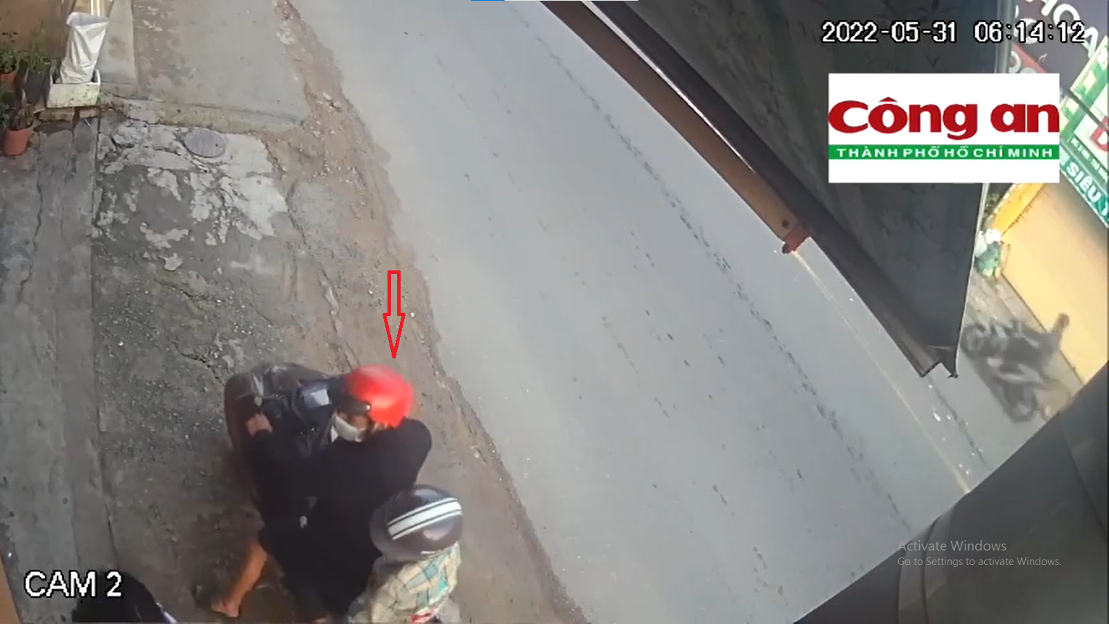 ... thì bất ngờ bị hai thanh niên chạy xe máy lao tới cướp giật một cách trắng trợn