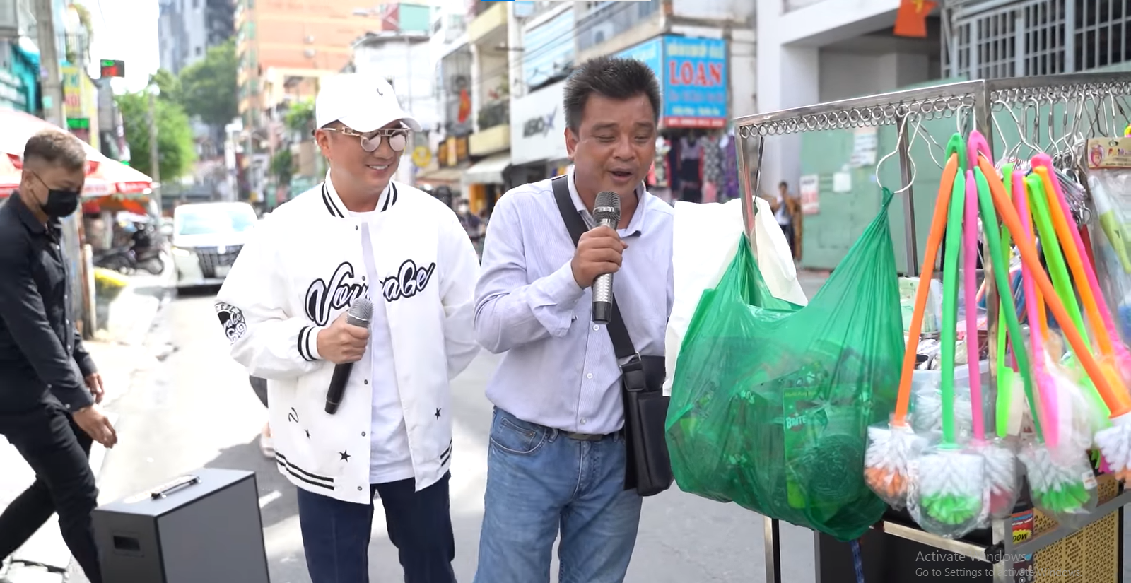 Từng bị bà Phương Hằng 'réo tên', Đàm Vĩnh Hưng vẫn khiến khán giả khóc cạn nước mắt bởi việc làm nhân văn 3 Từng bị bà Phương Hằng 'réo tên', Đàm Vĩnh Hưng vẫn khiến khán giả khóc cạn nước mắt bởi việc làm nhân văn 3