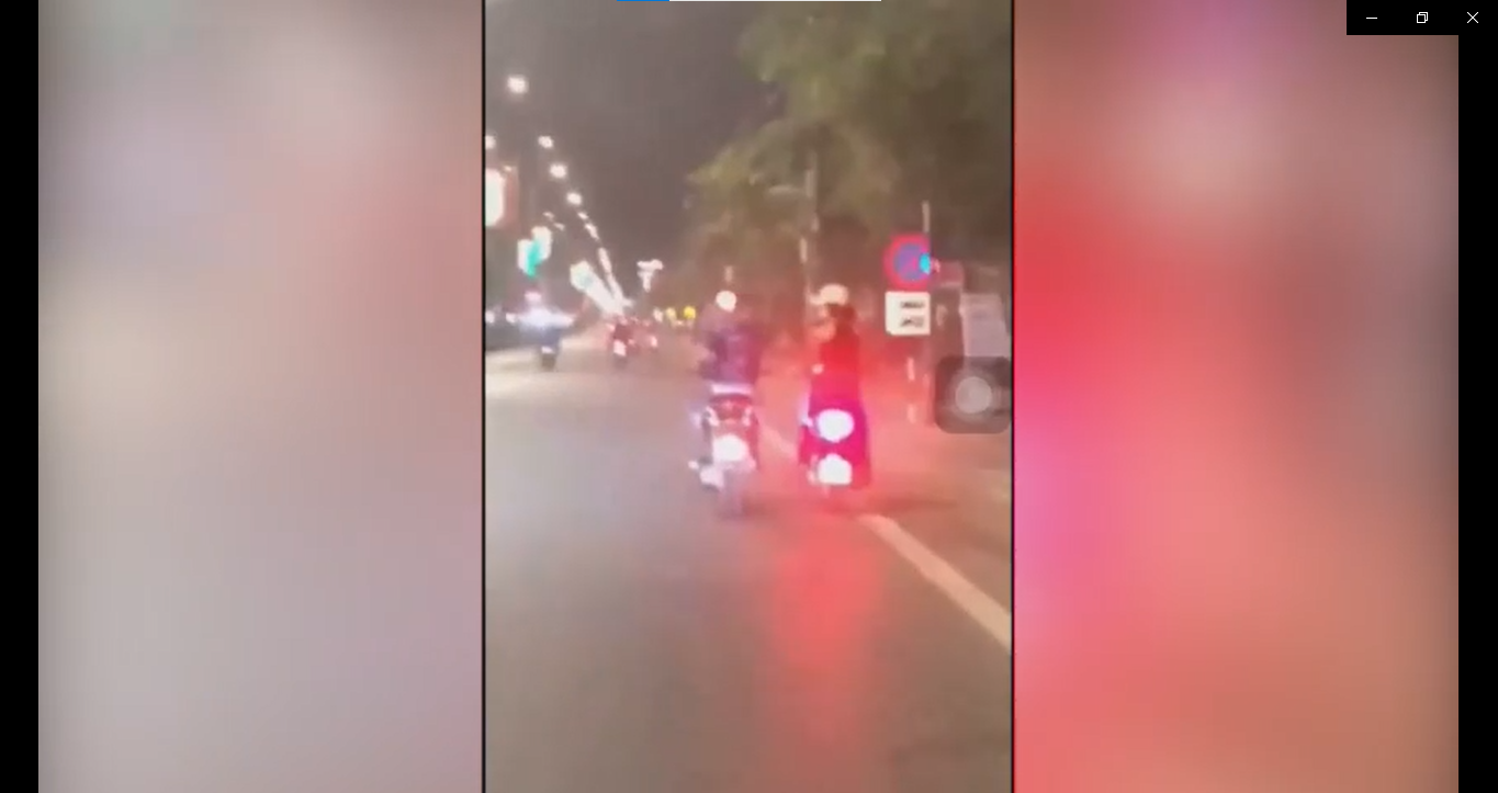 ... khi tìm được cơ hội, tên này phóng lên ép xe cô gái vào lề đường để thực hiện hành vi đồi bại.