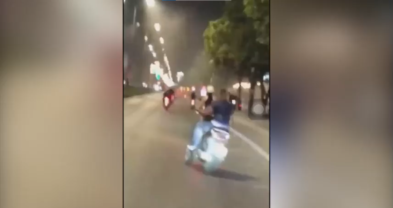 Tên 'yêu râu xanh' đi từ từ phía sau để quan sát tình hình...