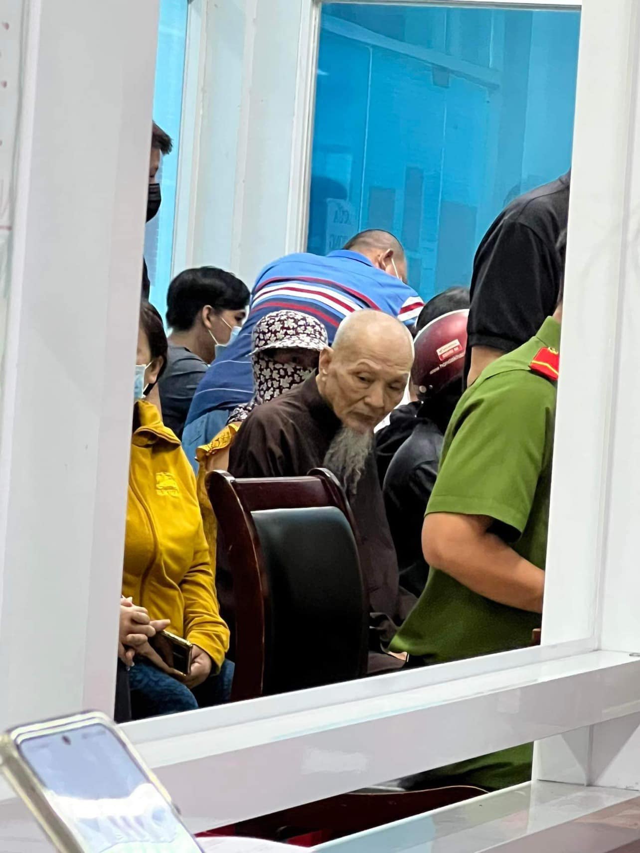 Dù đang bị áp dụng biện pháp cấm khỏi nơi cư trú, nhưng kẻ cầm đầu Tịnh Thất Bồng Lai - Lê Tùng Vân vẫn ngang nhiên xuất hiện tại TP.HCM làm căn cước công dân