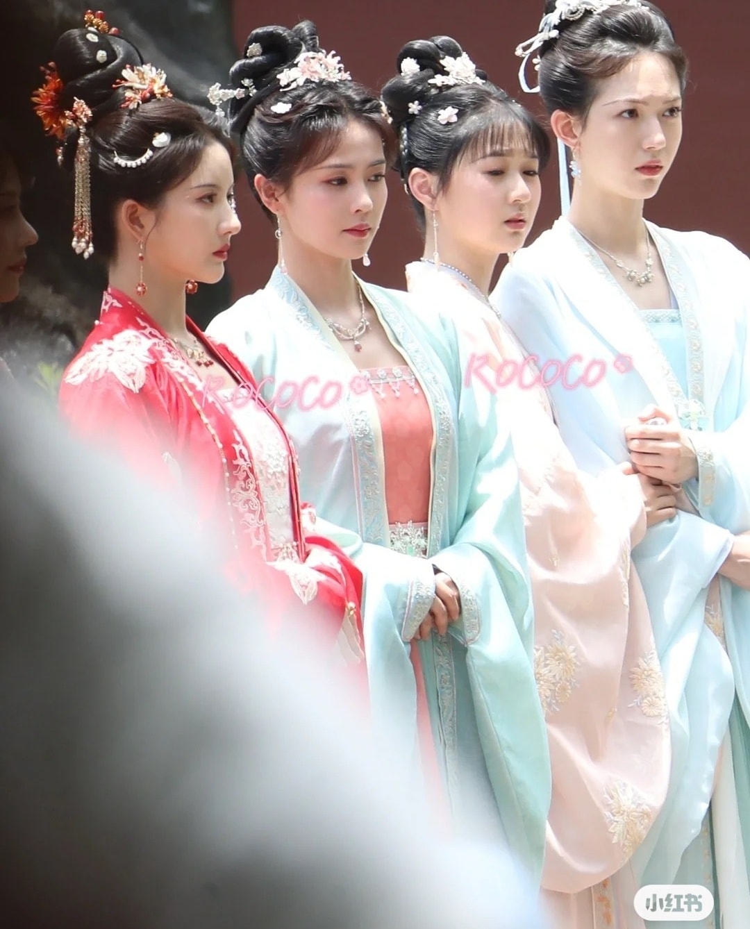 Bạch Lộc và các diễn viên nữ khác chung khung hình tại hậu trường bộ phim đang quay - 'Ninh An Như Mộng'.