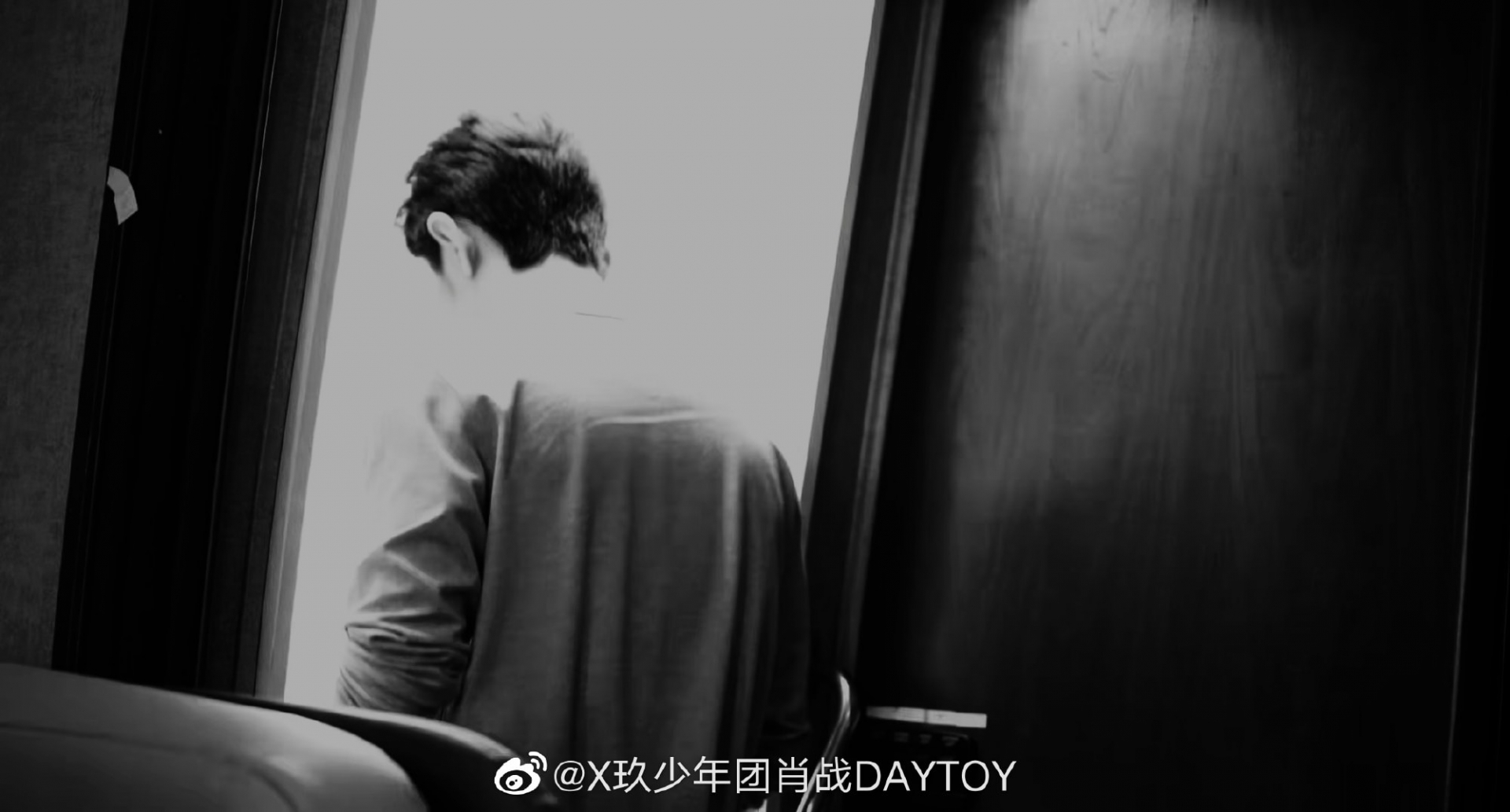 Tiêu Chiến cập nhật hình ảnh mới trên Weibo