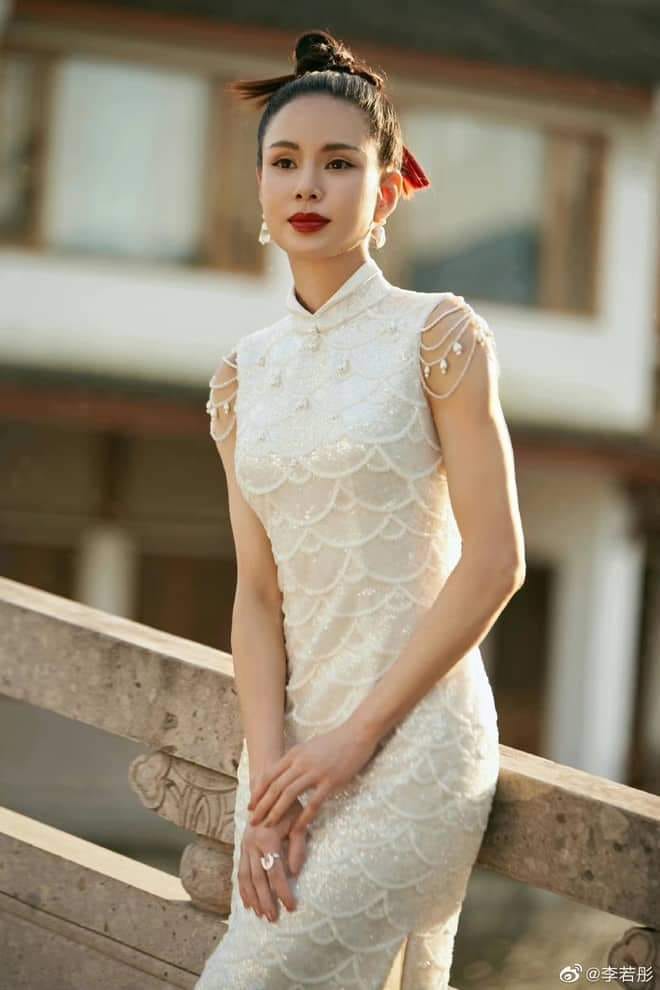 Ngày 9/6, Sina đưa tin Lý Nhược Đồng chia sẻ bộ ảnh mới theo phong cách mỹ nhân dân quốc, mặc xường xám trên trang cá nhân. Tuy nhiên nữ diễn viên lại chịu sự chế giễu từ cư dân mạng. Cô bị đánh giá có vốn kiến thức hạn chế nhưng thích văn vở, thể hiện bản thân... nguyên nhân xuất phát từ dòng trạng thái đính kèm: |'Mỗi giây đều là đậu khấu niên hoa'. Theo phân tích, cụm từ 'đậu khấu niên hoa' chỉ thiếu nữ ở độ tuổi 13-14, thế nhưng năm nay cô đã 56 tuổi, không còn vẻ ngây thơ, không xứng đáng với câu nói này. Trước phản ứng gay gắt, Lý Nhược Đồng giải thích việc dùng cụm từ nói trên nhằm ví von tâm hồn bản thân, không phải miêu tả ngoại hình.