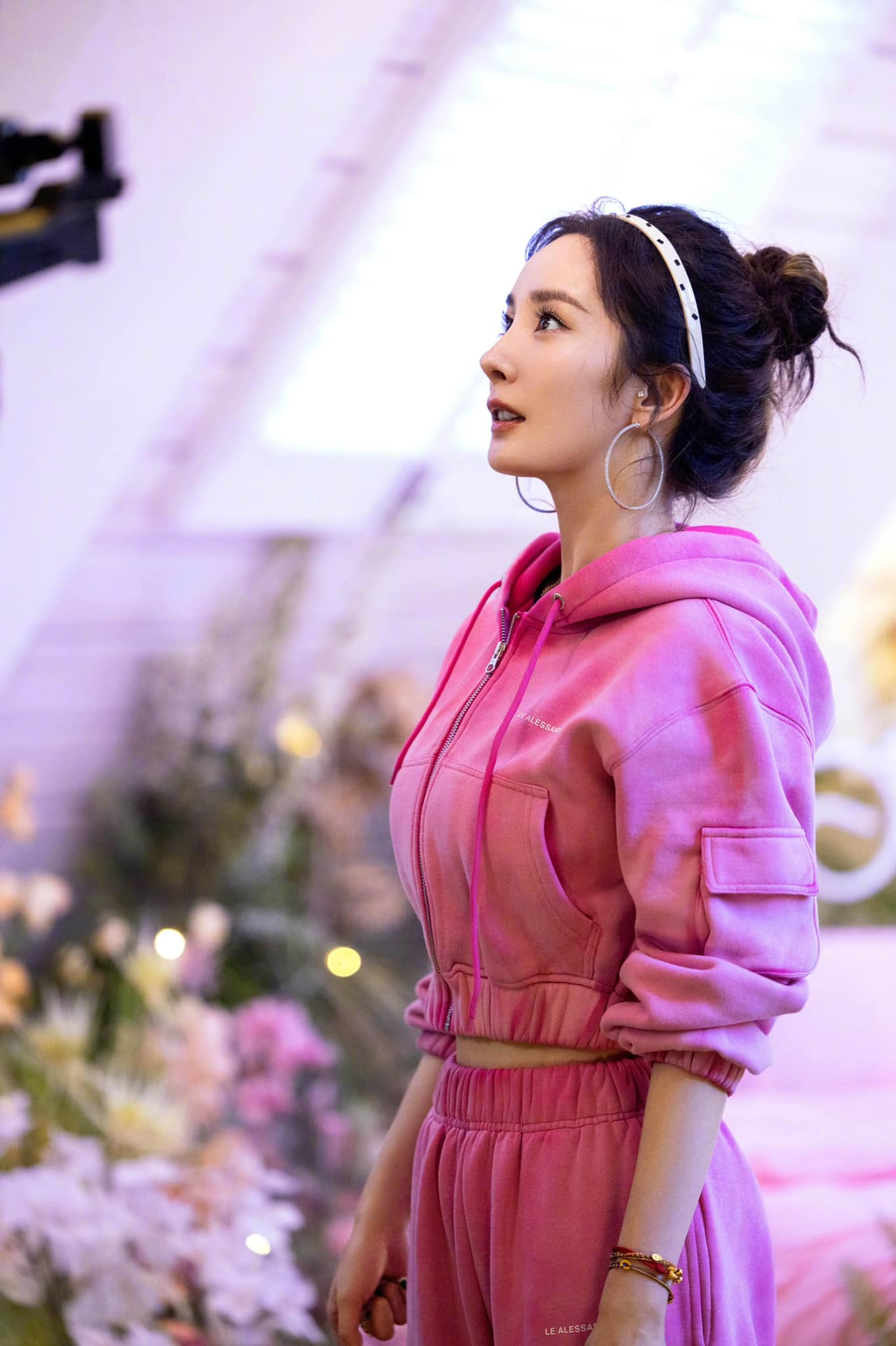 Phòng làm việc của Dương Mịch cập nhật hình ảnh của nữ nghệ sĩ khi tham gia show 'Hoa Tỷ Đệ'. Chương trình sẽ lên sóng vào ngày 17/6 tới đây vào lúc 20h trên đài truyền hình Hồ Nam và 22h  trên Mango TV 