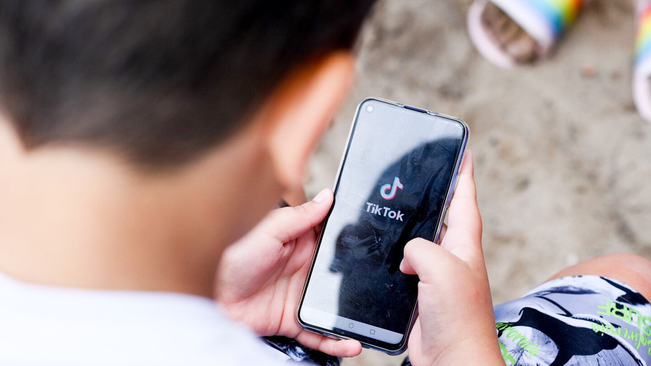 Tiktok trở thành nền tảng 'làm mưa làm gió' tại nhiều nước trên thế giới. Đây được xem là 'thánh địa' tạo nên những trào lưu hot hit