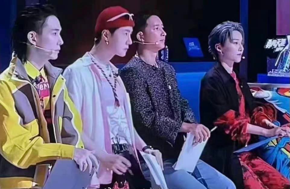 Mới đây, hình ảnh đầu tiên về buổi ghi hình của show giải trí đình đám Street Dance Of China mùa 5 đã được công bố. Show có sự tham gia của: Vương Nhất Bác, Hàn Canh, Lưu Vũ Hân, Lý Thừa Huyễn (Lee Seung Hyun) trong vai trò đội trưởng