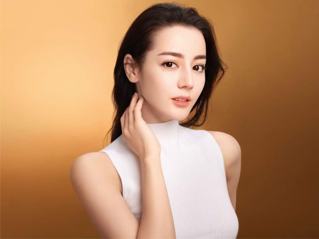 Địch Lệ Nhiệt Ba chính thức nâng cấp danh hiệu trở thành đại diện toàn cầu của thương hiệu sản phẩm chăm da.