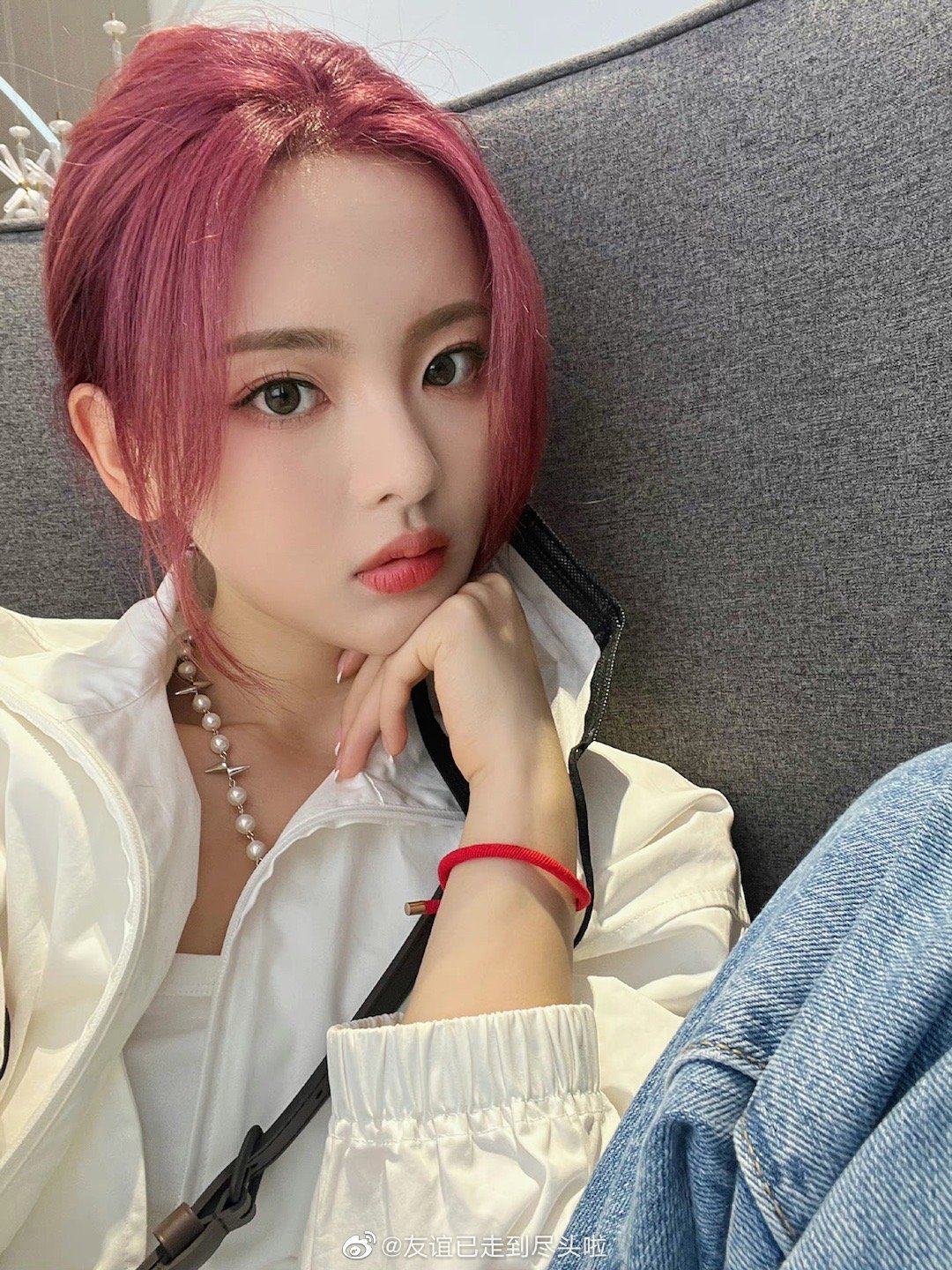 Dương Siêu Việt xuất hiện với mái tóc hồng tím cực bắt mắt