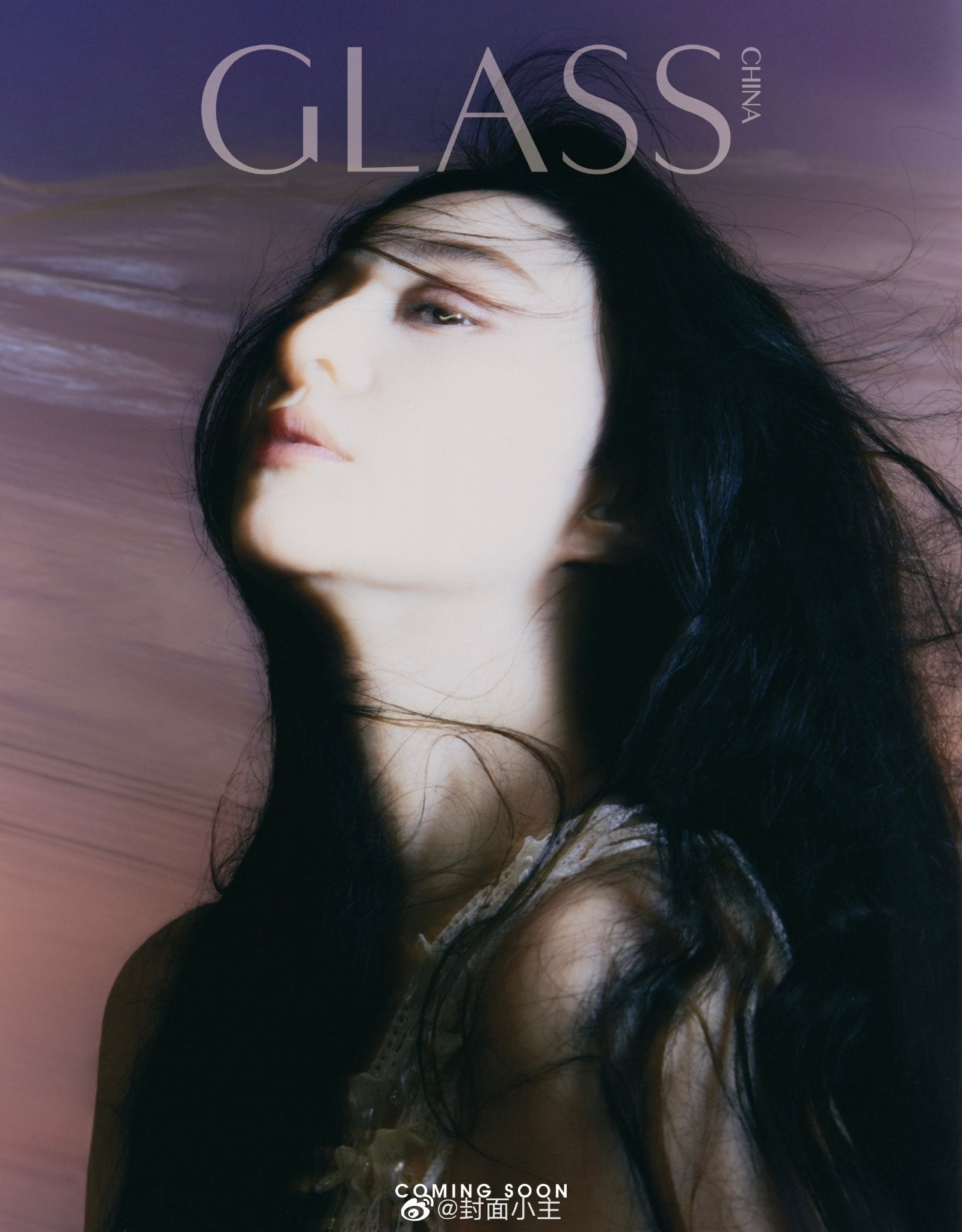 Sau một thời gian dài ở ẩn, mới đây, hình ảnh của nữ diễn viên Phạm Băng Băng được tạp chí Glass China hé gây sốt cộng đồng mạng lần nữa. Với khí chất xinh đẹp cộng thêm thần thái ngút ngàn bộ ảnh của cô nàng toát lên sự ma mị nhưng cũng đầy quyến rũ. Hiện tại, khán giả có thể theo dõi Phạm Băng Băng thông qua bộ phim Hàn Quốc Insider: Kẻ Nội Gián.