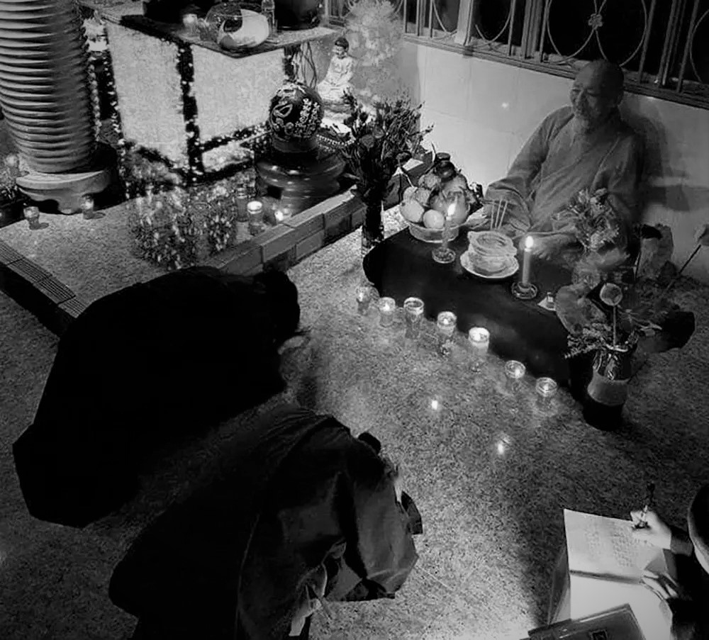 Ông Lê Tùng Vân thường xuyên được các đệ tử 'tế sống'