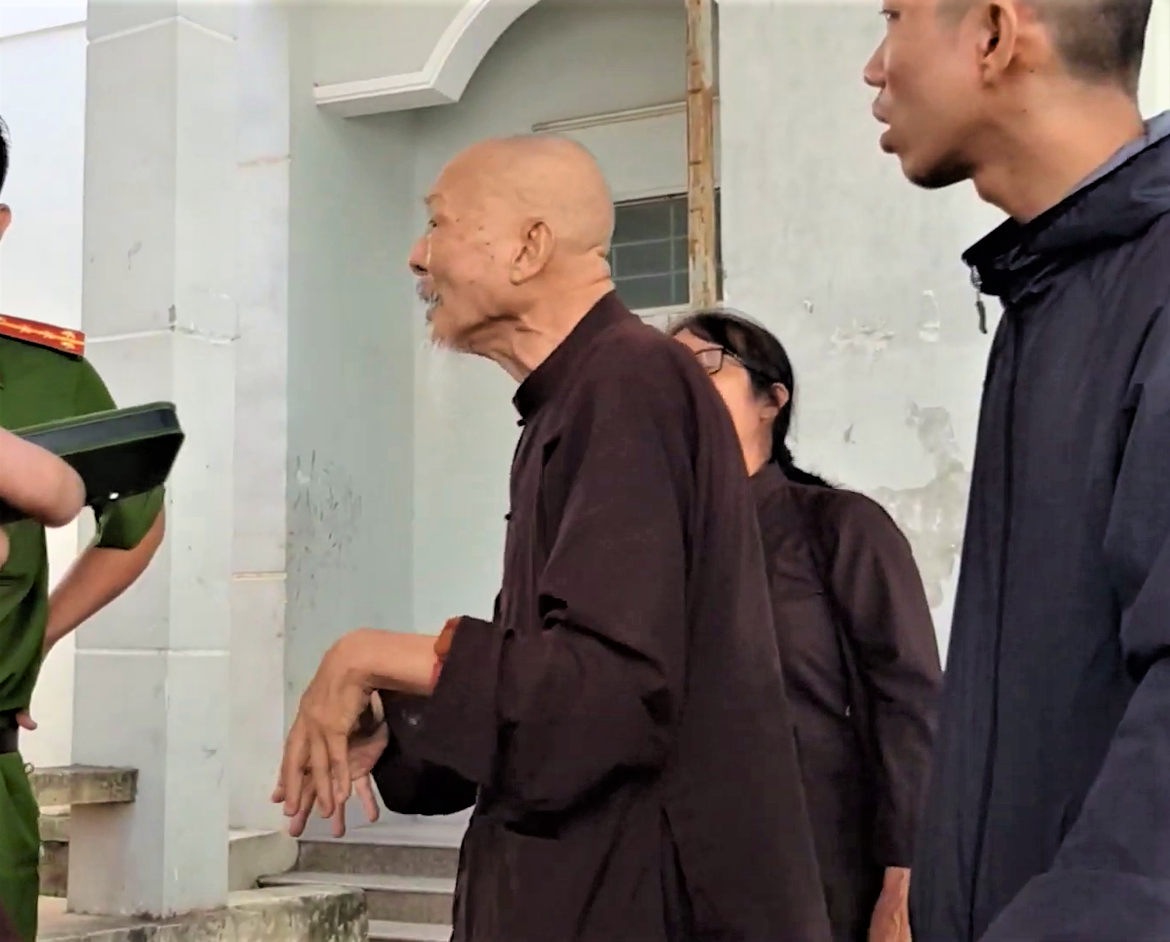 Nhóm người Tịnh Thất Bồng Lai tụ tập gây rối tại trụ sở Công an huyện Đức Hòa vào ngày 12/12/2019