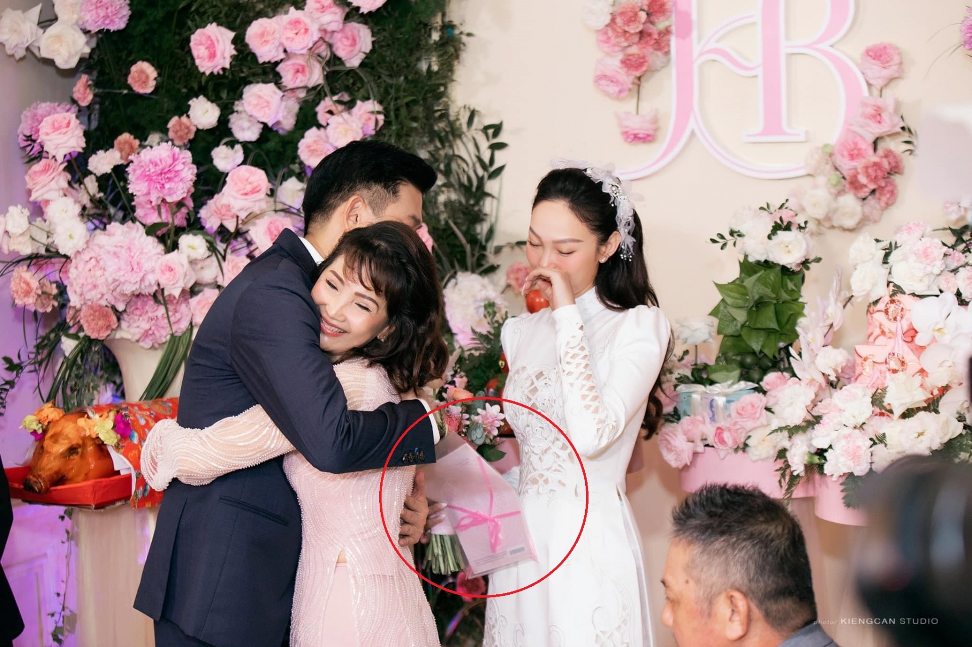 Minh Hằng cầm sổ đỏ tại lễ ăn hỏi, khán giả cho rằng đây chính là 'báu vật' được ông xã chuẩn bị để trao cho nữ ca sĩ