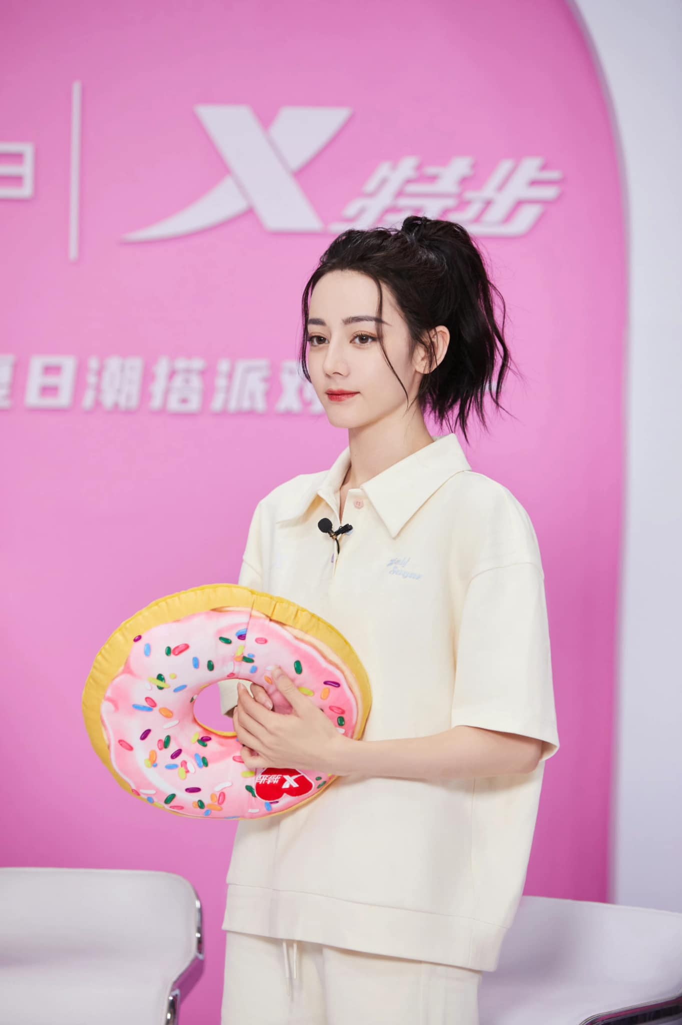 PLV Địch Lệ Nhiệt Ba cập nhật hình ảnh mới nhất của nữ nghệ sĩ